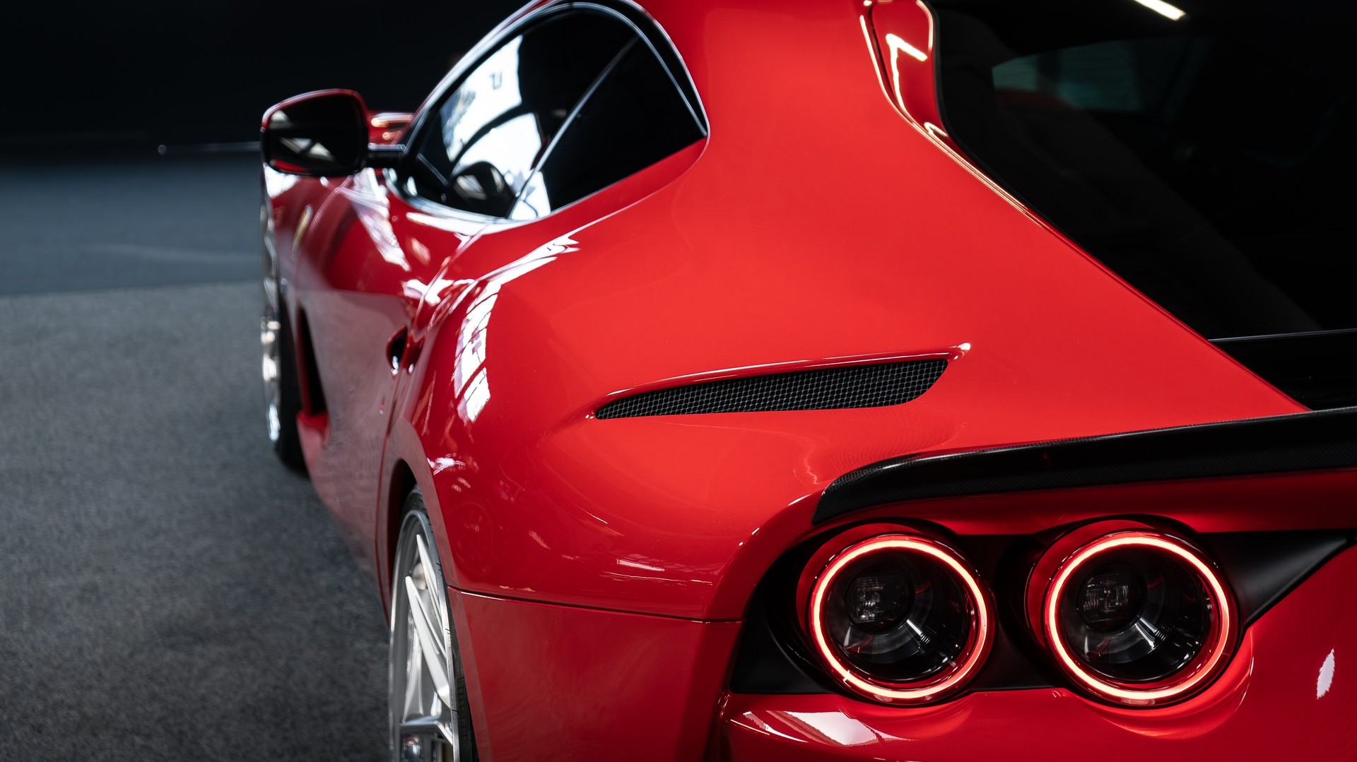 FERRARI 812 Superfast-showroom-element-3