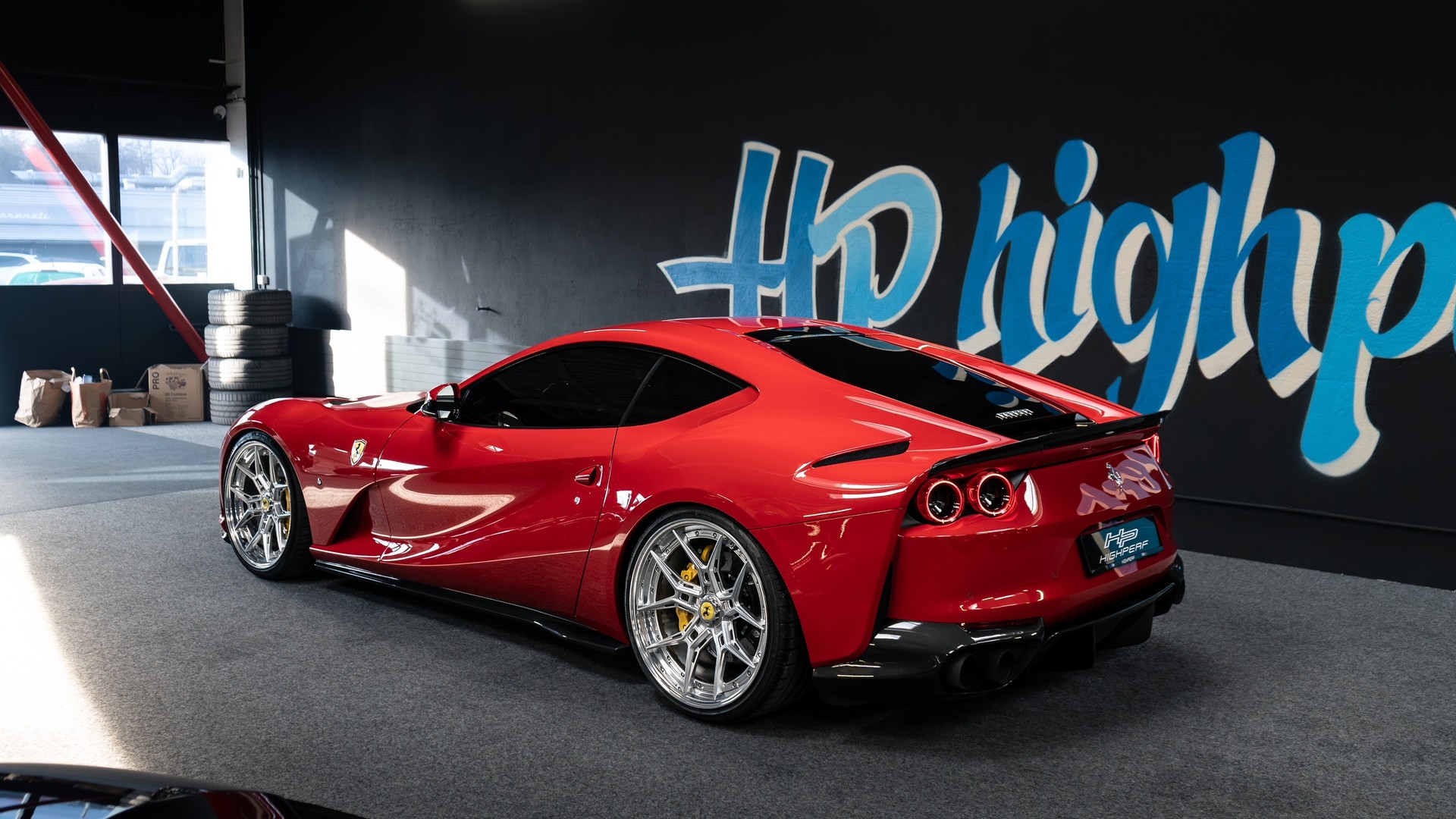 FERRARI 812 Superfast-showroom-element-2