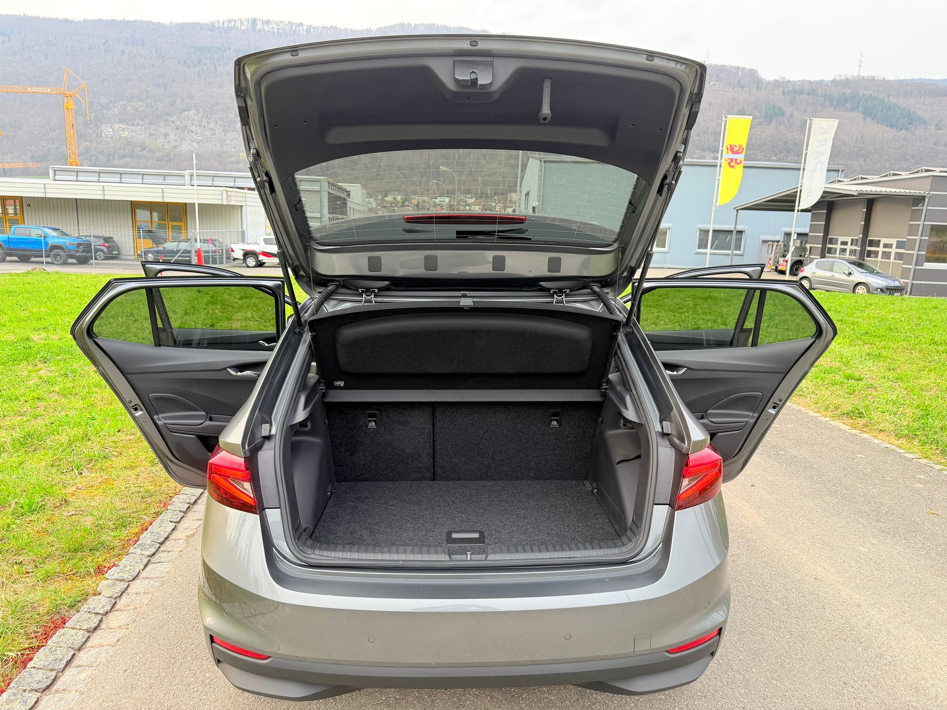 SKODA "NEUWAGEN" FABIA 1.0 TSI "DYNAMIC PAKET" DSG-AUTOMAT "NEU NUR 48 KM" NOCH NIE EINGELÖST !! CH WAGEN !!-image-18