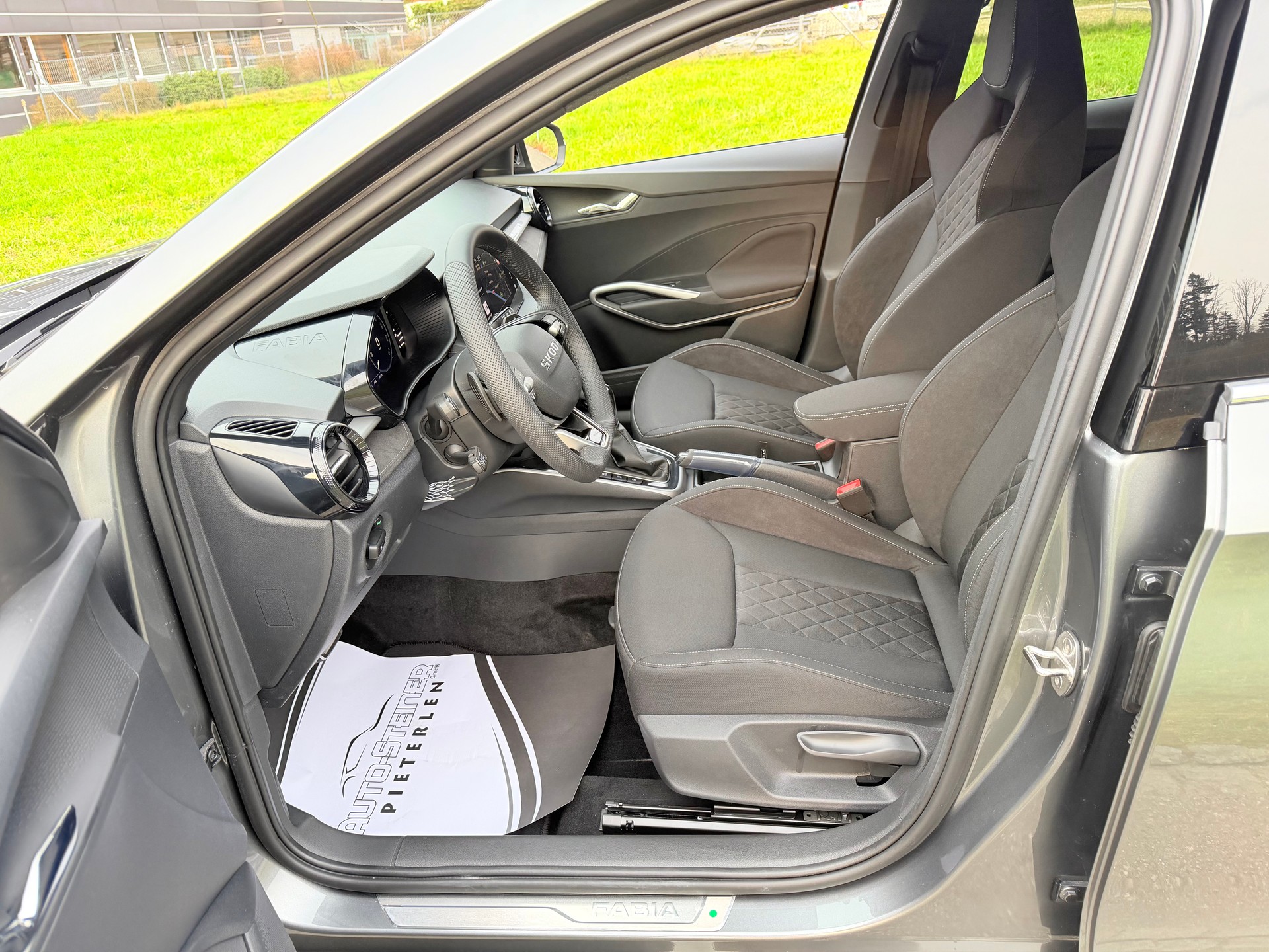 SKODA "NEUWAGEN" FABIA 1.0 TSI "DYNAMIC PAKET" DSG-AUTOMAT "NEU NUR 48 KM" NOCH NIE EINGELÖST !! CH WAGEN !!-image-4