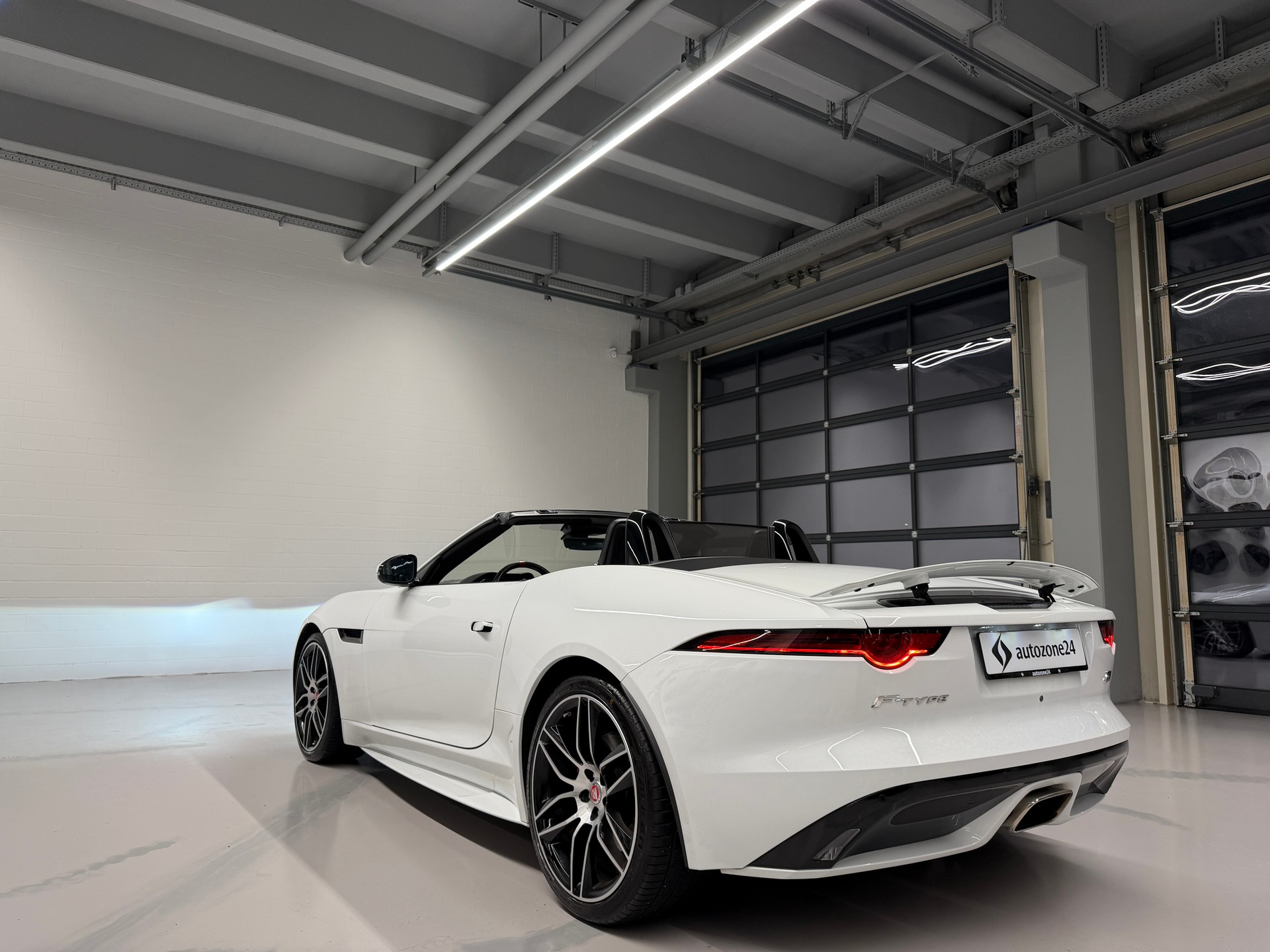 JAGUAR F-Type Convertible 2.0 Chequered Flag-image-7