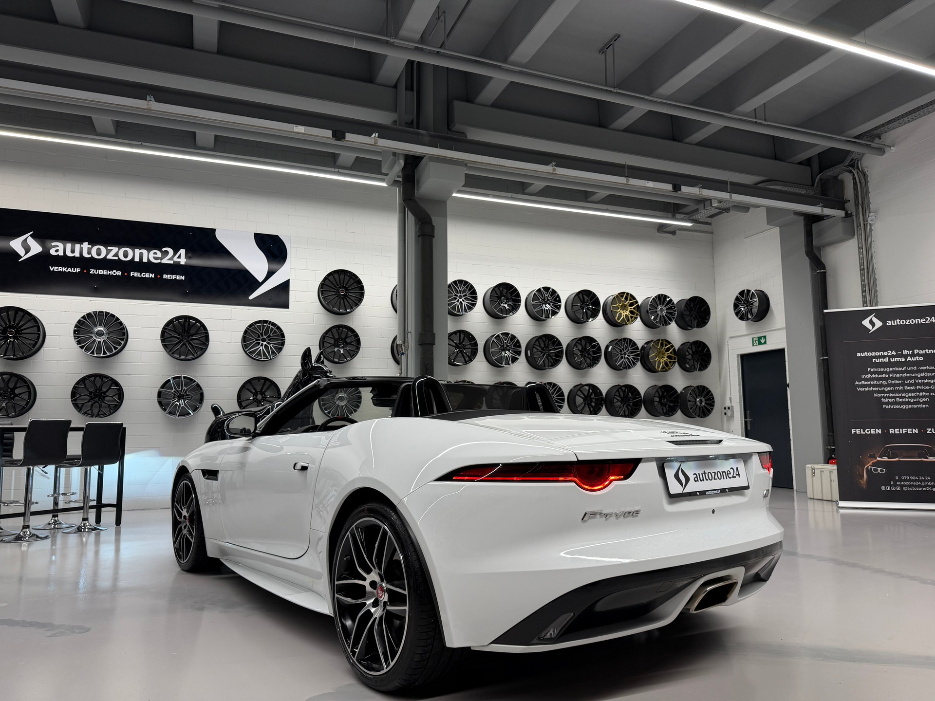 JAGUAR F-Type Convertible 2.0 Chequered Flag-image-12