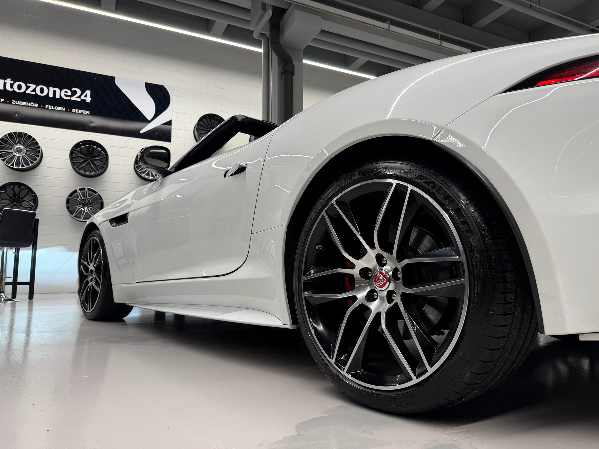 JAGUAR F-Type Convertible 2.0 Chequered Flag-image-17