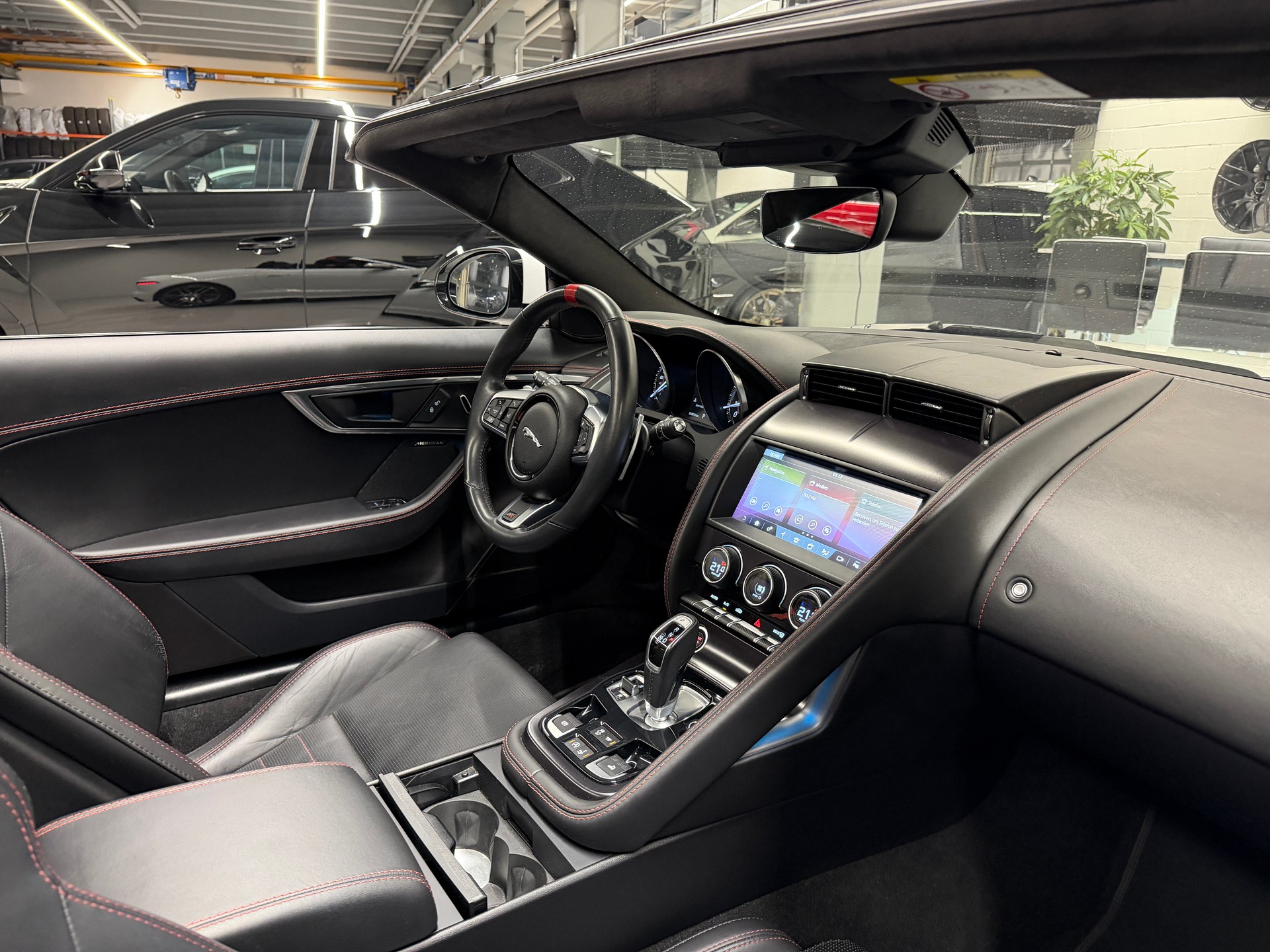 JAGUAR F-Type Convertible 2.0 Chequered Flag-image-20