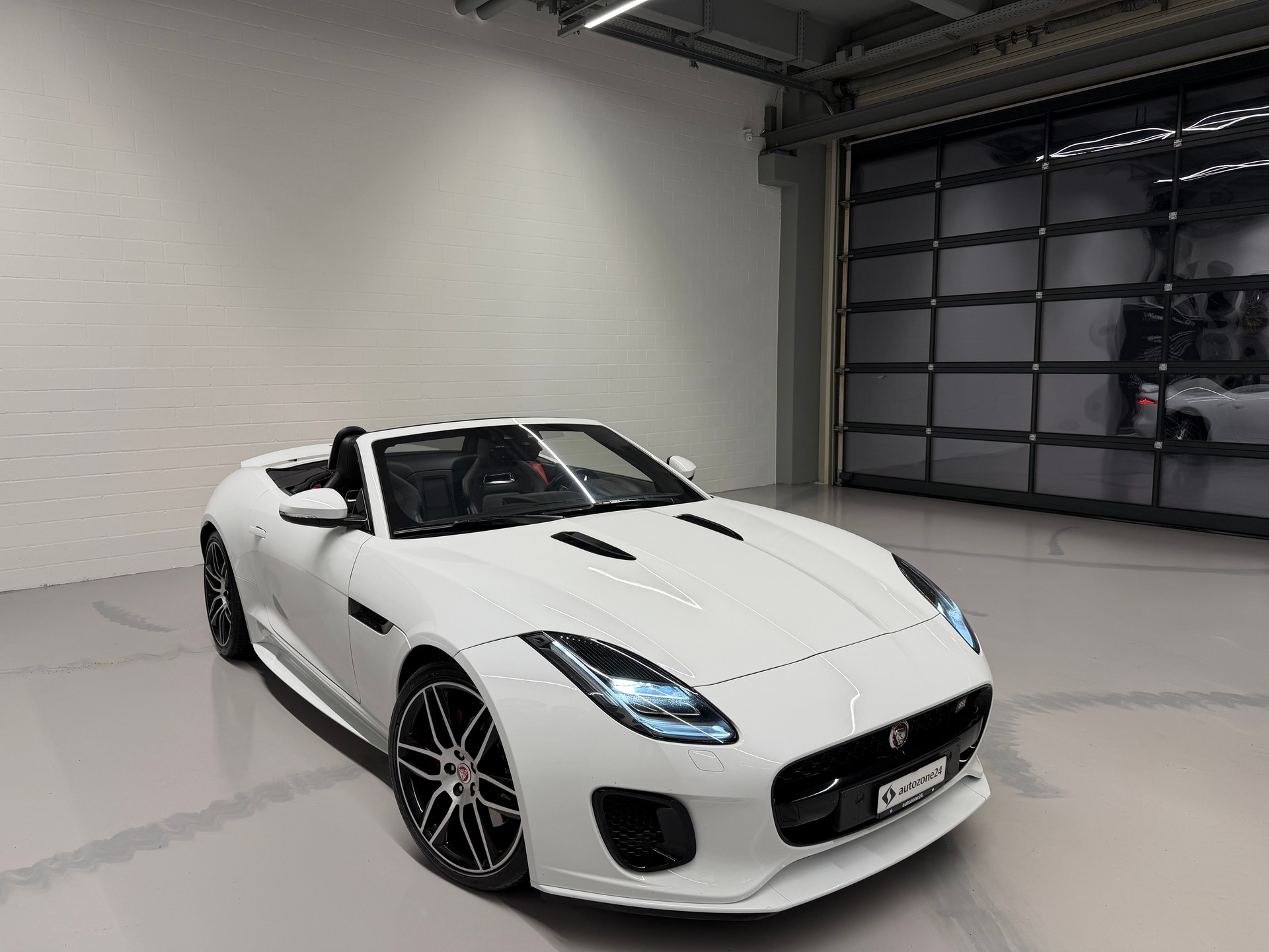 JAGUAR F-Type Convertible 2.0 Chequered Flag-showroom-element-1