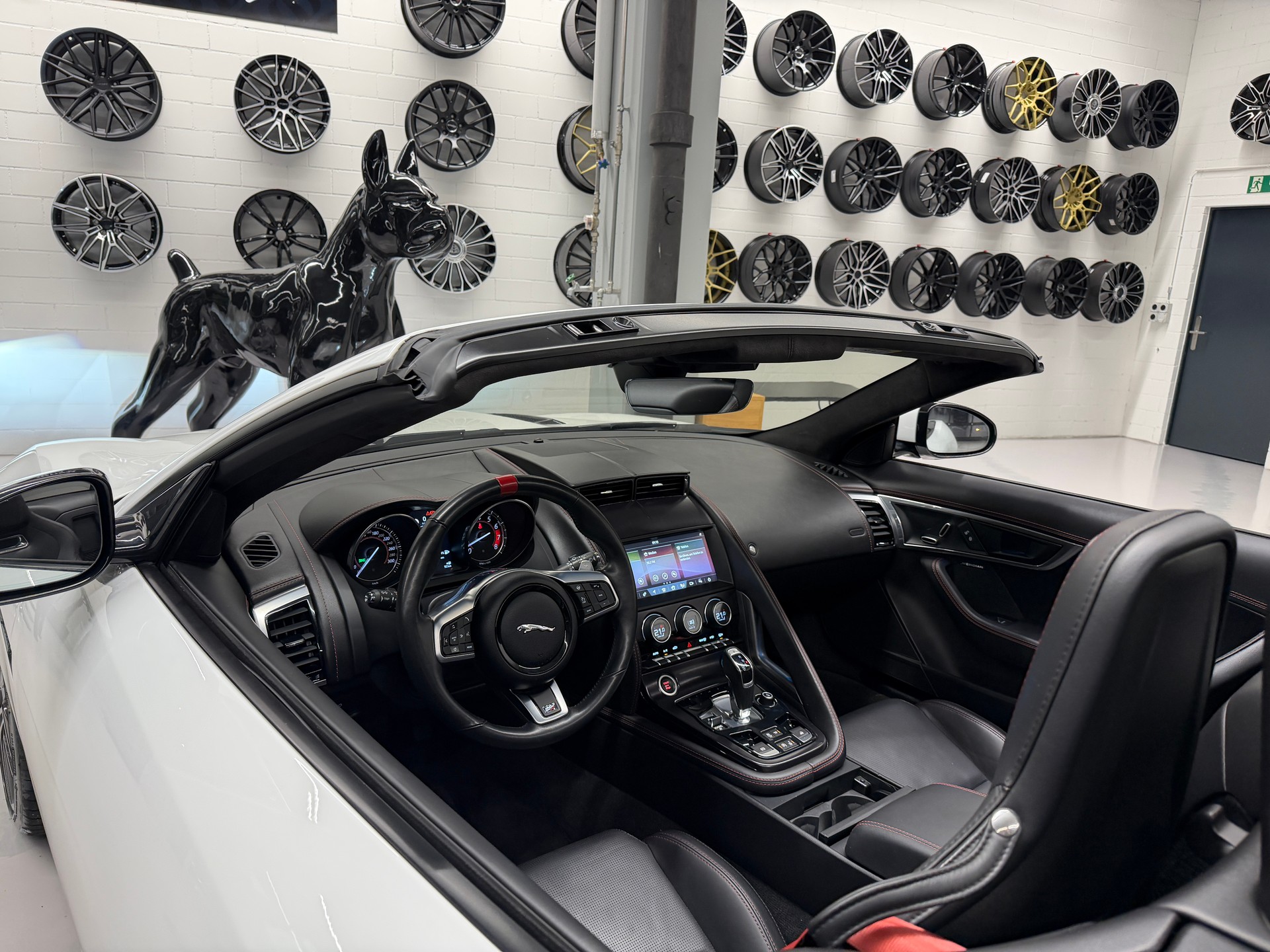 JAGUAR F-Type Convertible 2.0 Chequered Flag-image-21