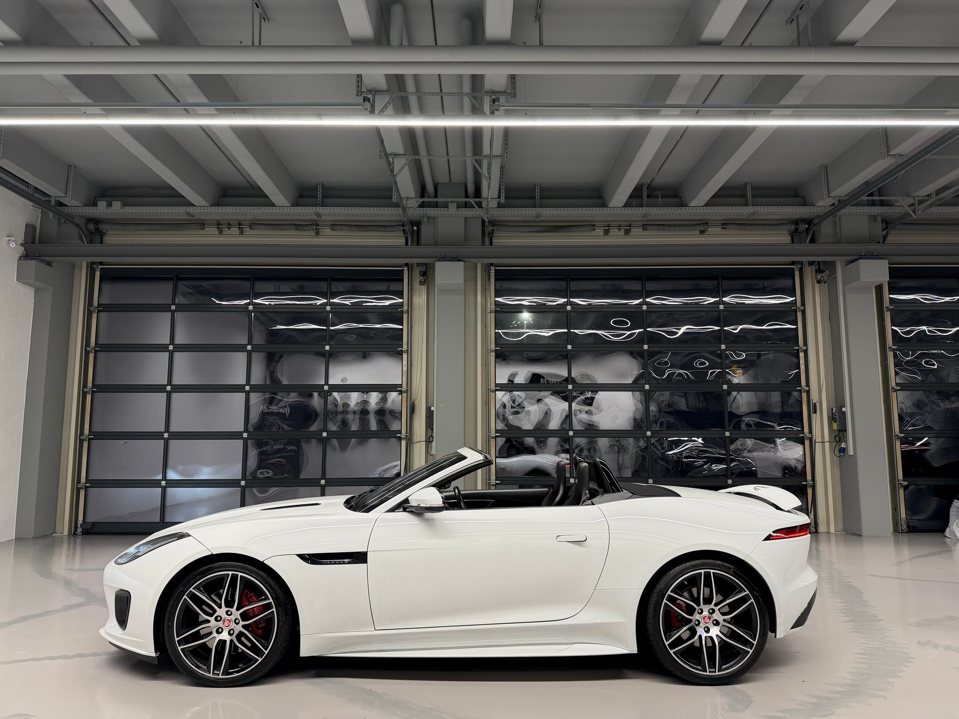 JAGUAR F-Type Convertible 2.0 Chequered Flag-image-16