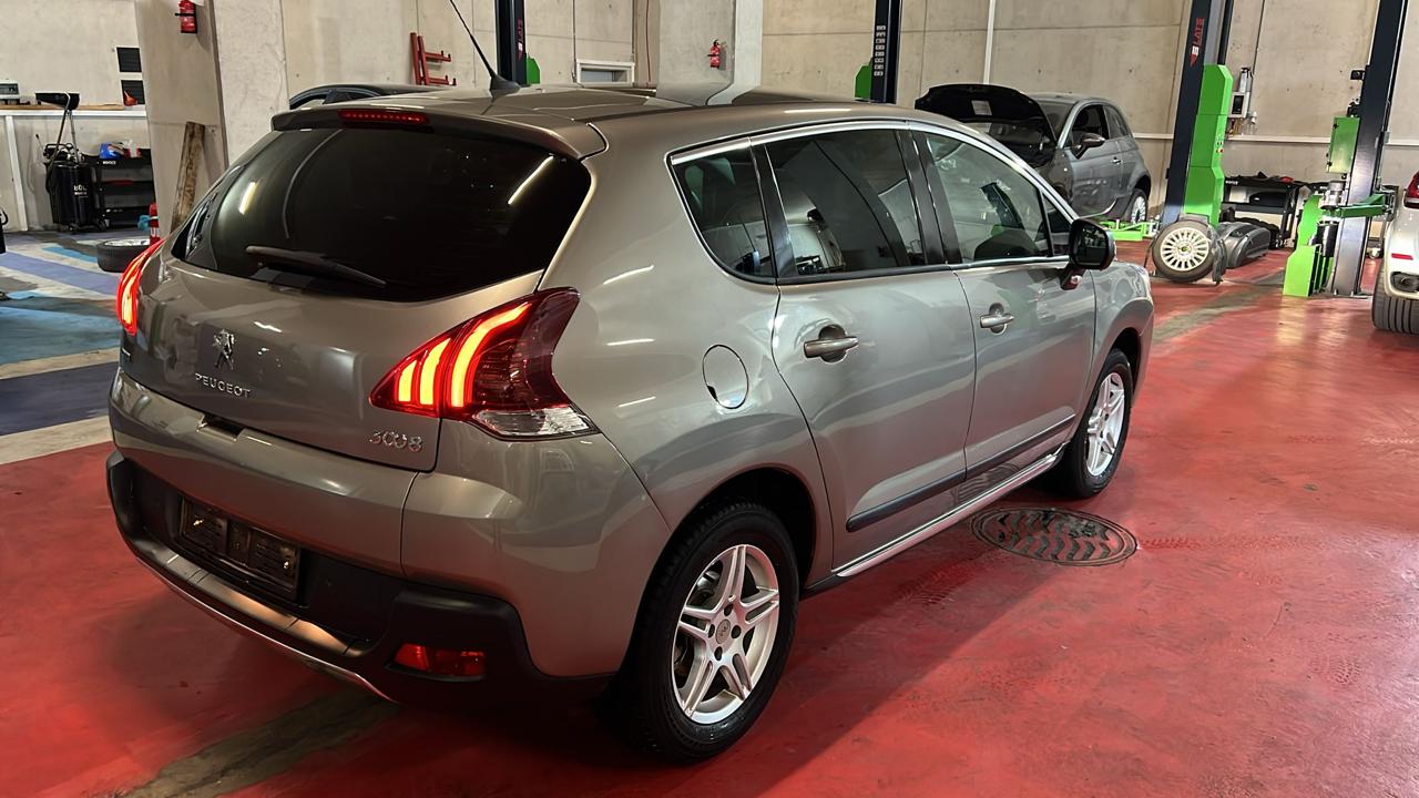 PEUGEOT 3008 1.6 Blue HDI Allure Tiptronic-image-5