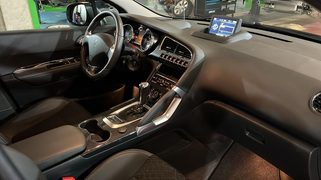 PEUGEOT 3008 1.6 Blue HDI Allure Tiptronic-image-11
