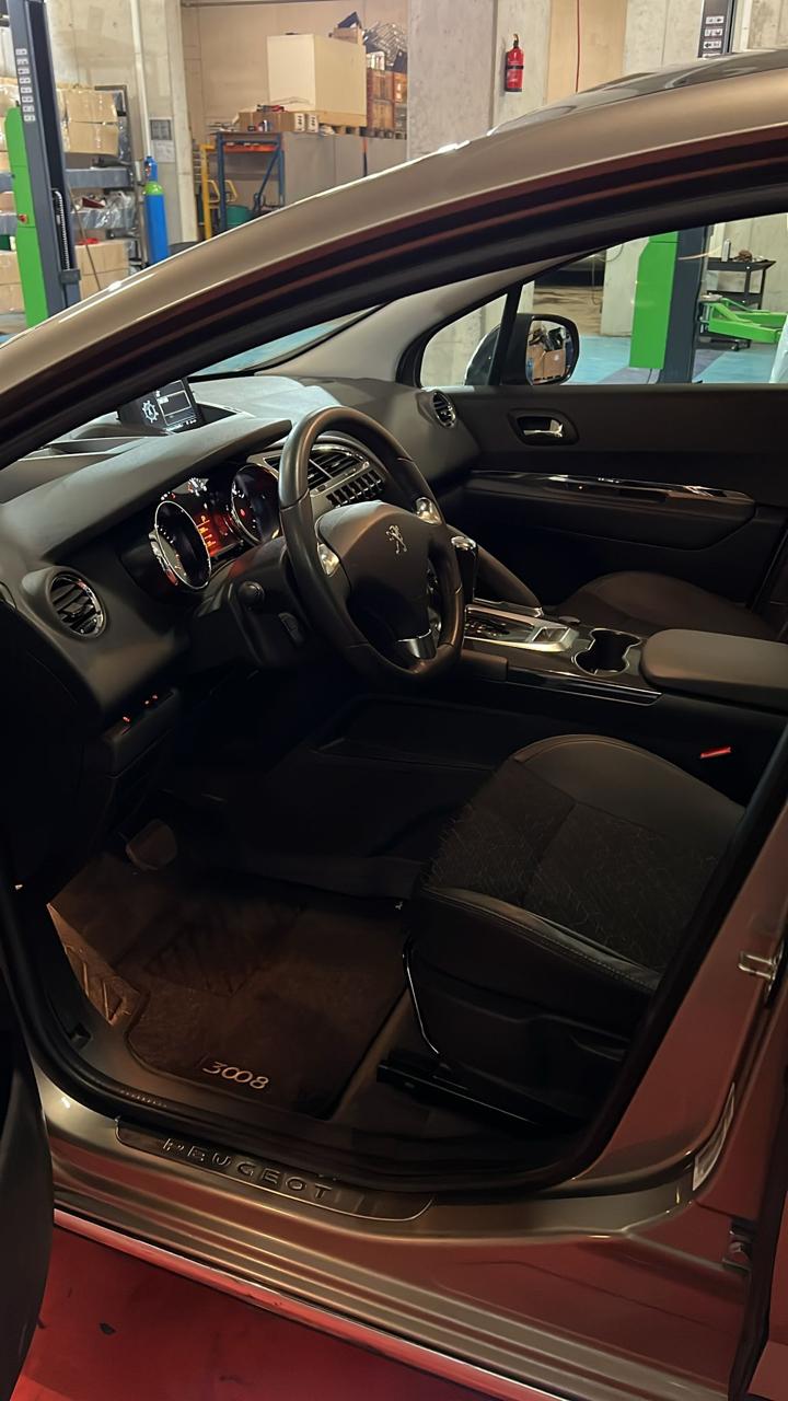 PEUGEOT 3008 1.6 Blue HDI Allure Tiptronic-image-12