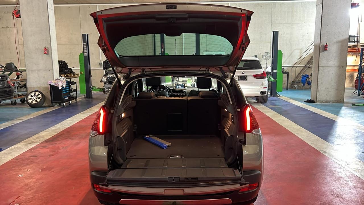 PEUGEOT 3008 1.6 Blue HDI Allure Tiptronic-image-6