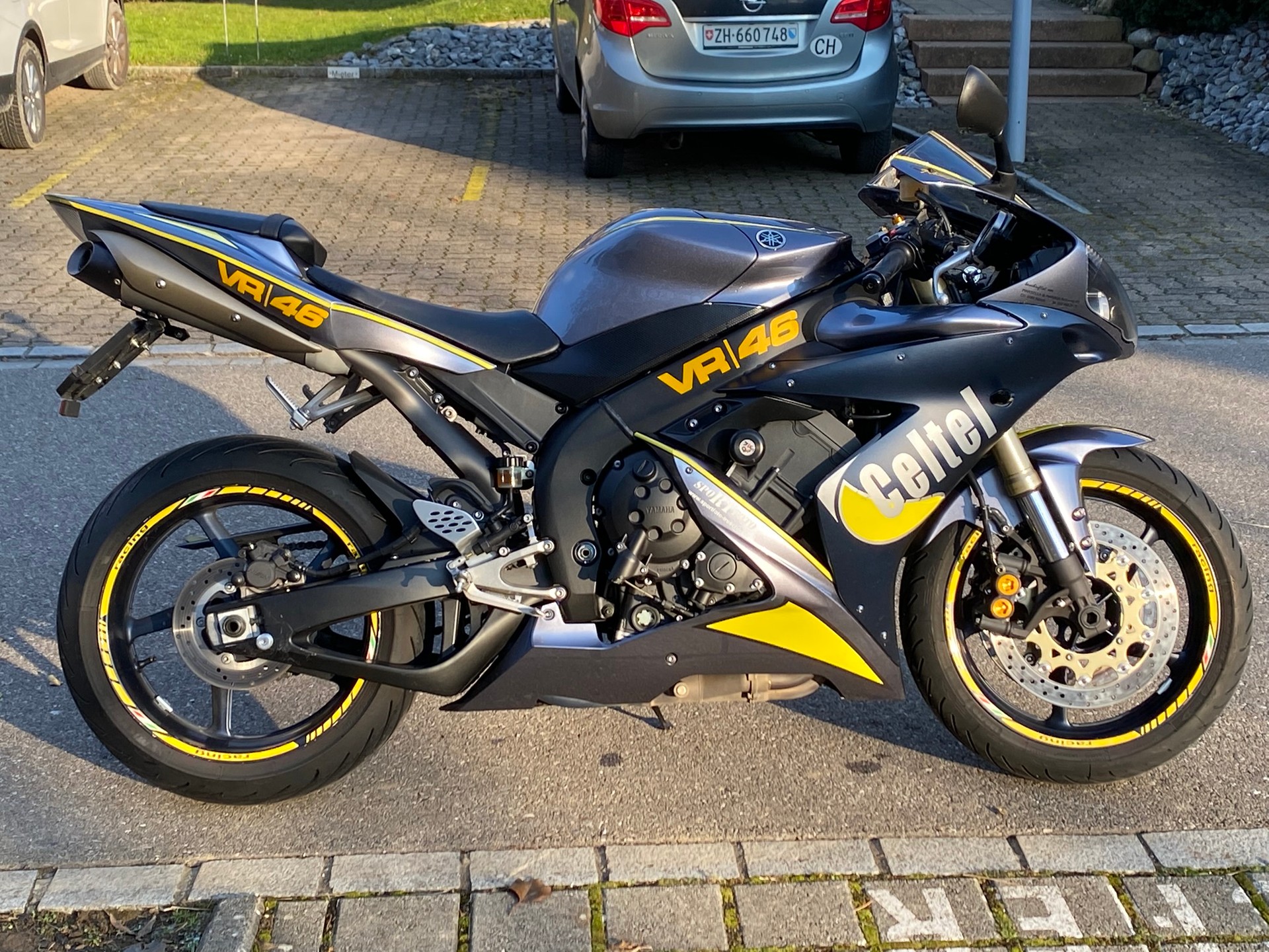 YAMAHA YZF-R1-image-1