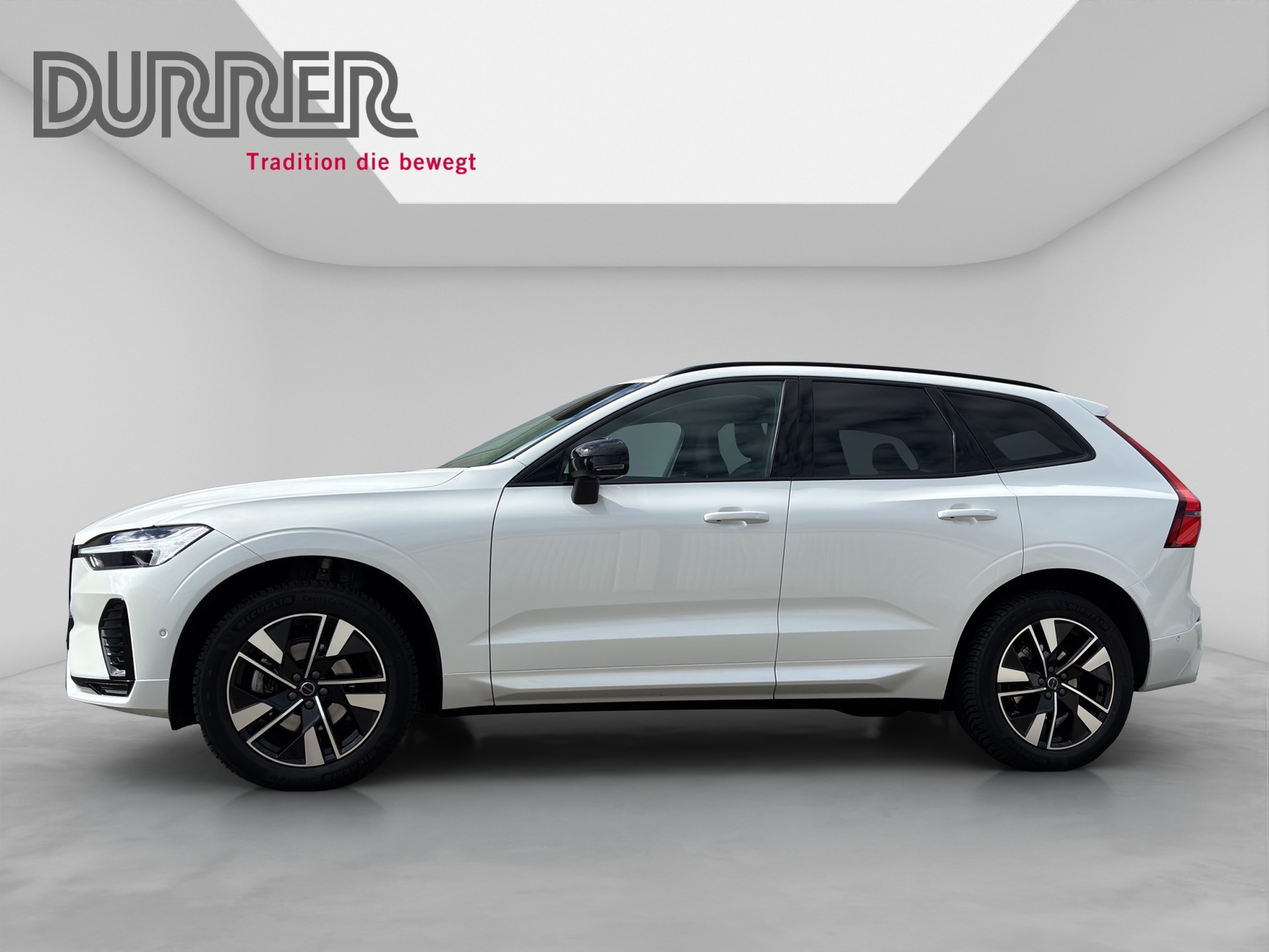 VOLVO XC60 2.0 B5 MH Plus Dark AWD-showroom-element-1