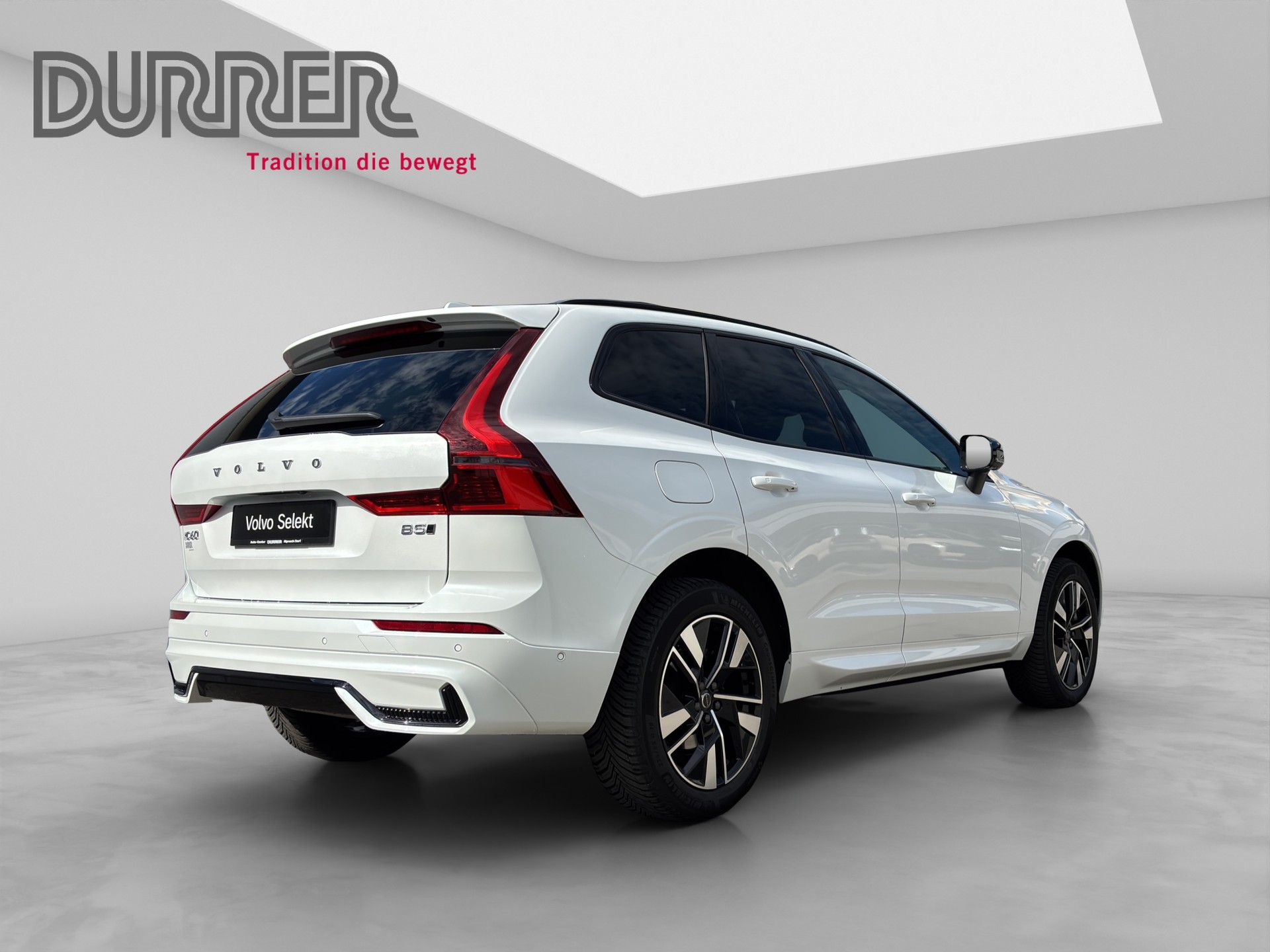 VOLVO XC60 2.0 B5 MH Plus Dark AWD-showroom-element-3