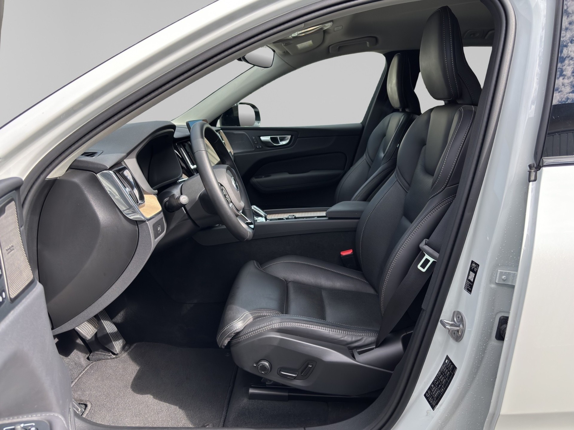 VOLVO XC60 2.0 B5 MH Plus Dark AWD-image-9