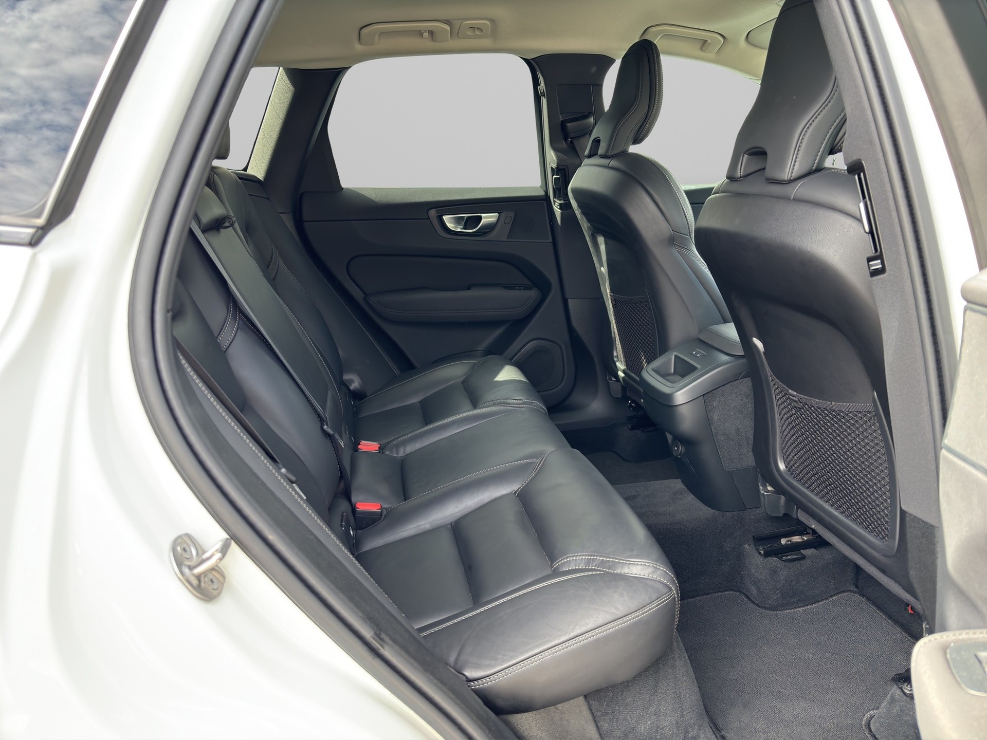 VOLVO XC60 2.0 B5 MH Plus Dark AWD-image-14