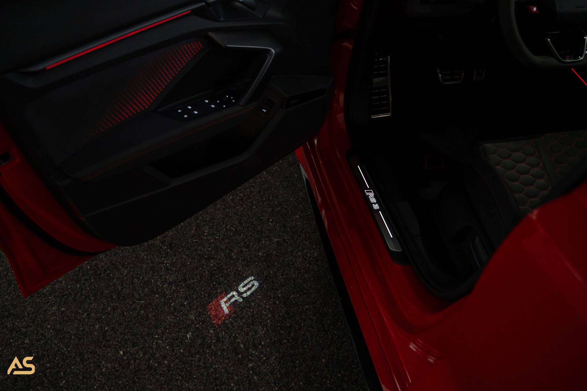 AUDI RS3 Sportback 2.5 TSI Facelift *PROGRESSIVE RED* TRAUM | R8-SCHALENSITZE | PANORAMA | CARBON | WERKSGARANTIE-image-31