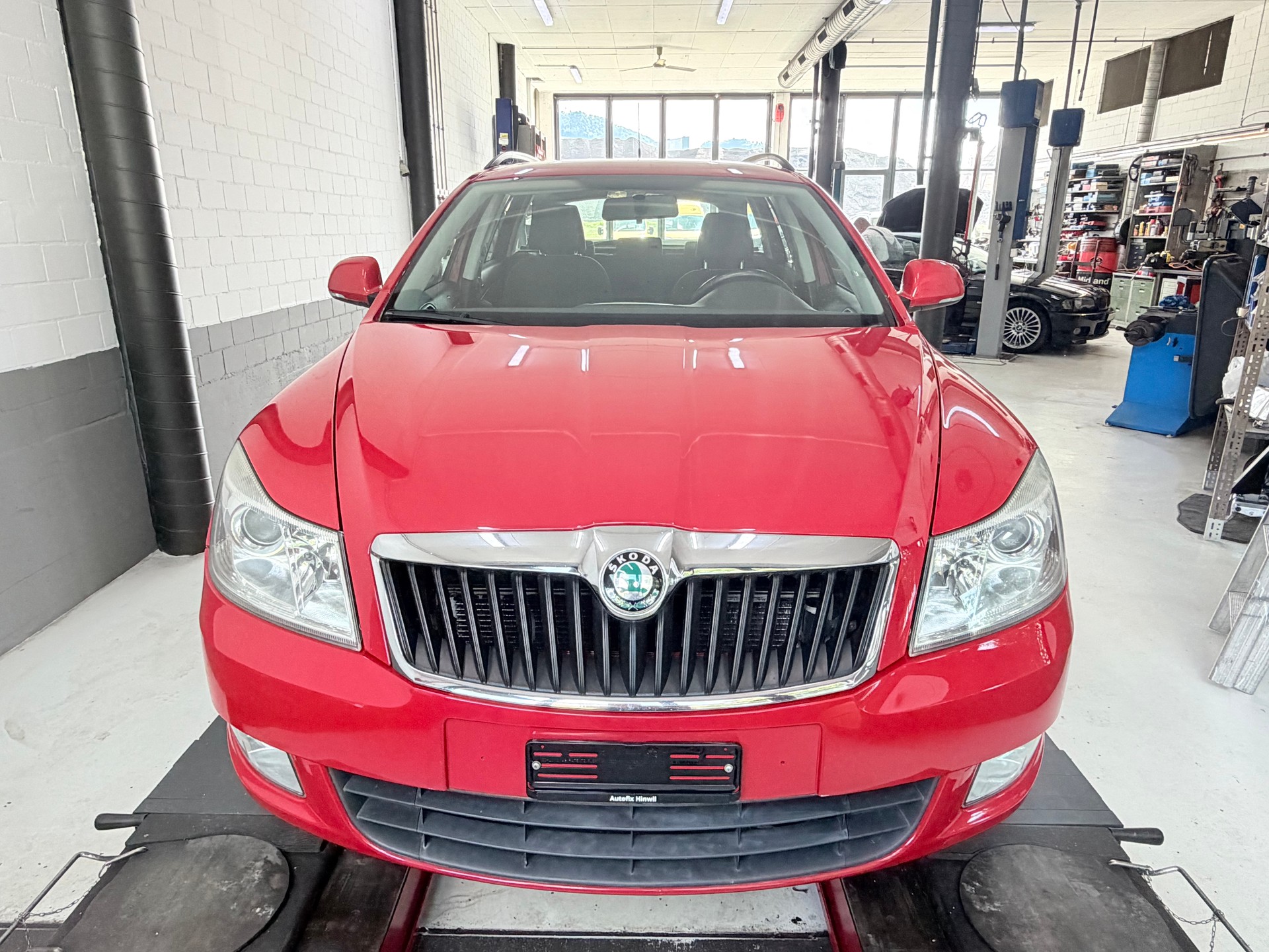 SKODA Octavia Combi 1.6 TDI Adventure 4x4-image-1