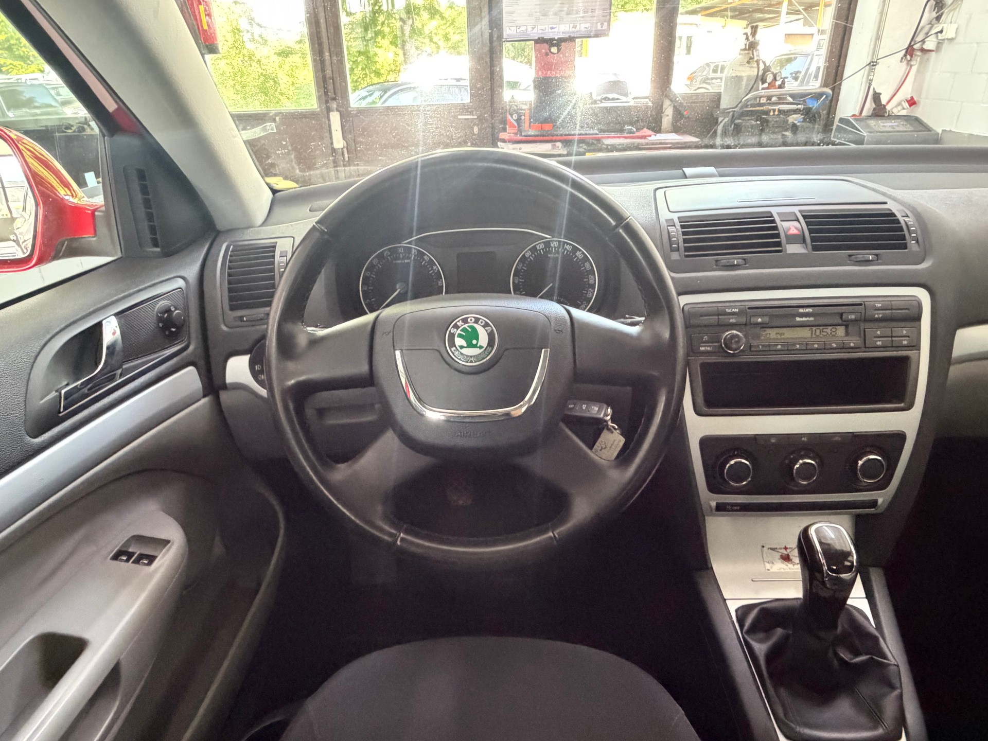 SKODA Octavia Combi 1.6 TDI Adventure 4x4-image-10