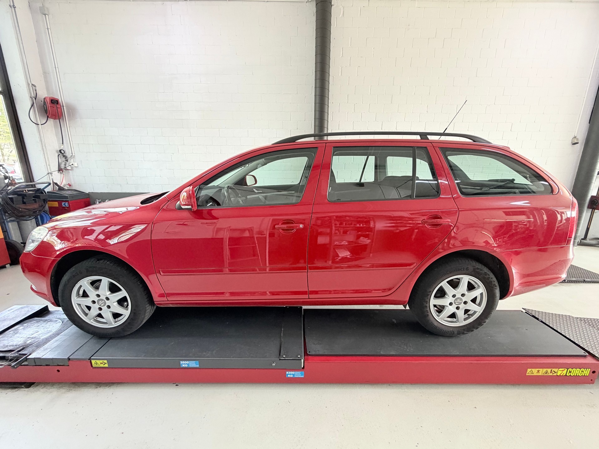 SKODA Octavia Combi 1.6 TDI Adventure 4x4-image-2