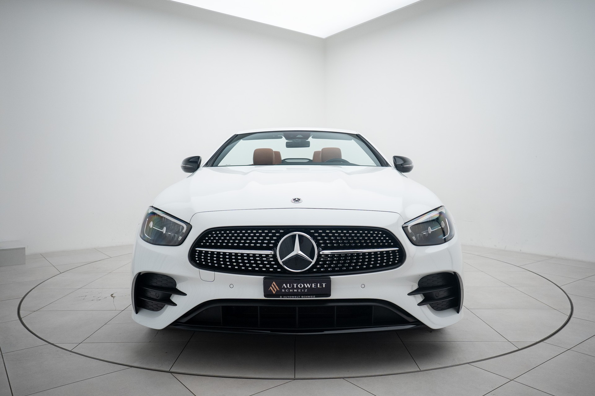 MERCEDES-BENZ E 200 Cabriolet 4Matic AMG Line 9G-Tronic-image-4