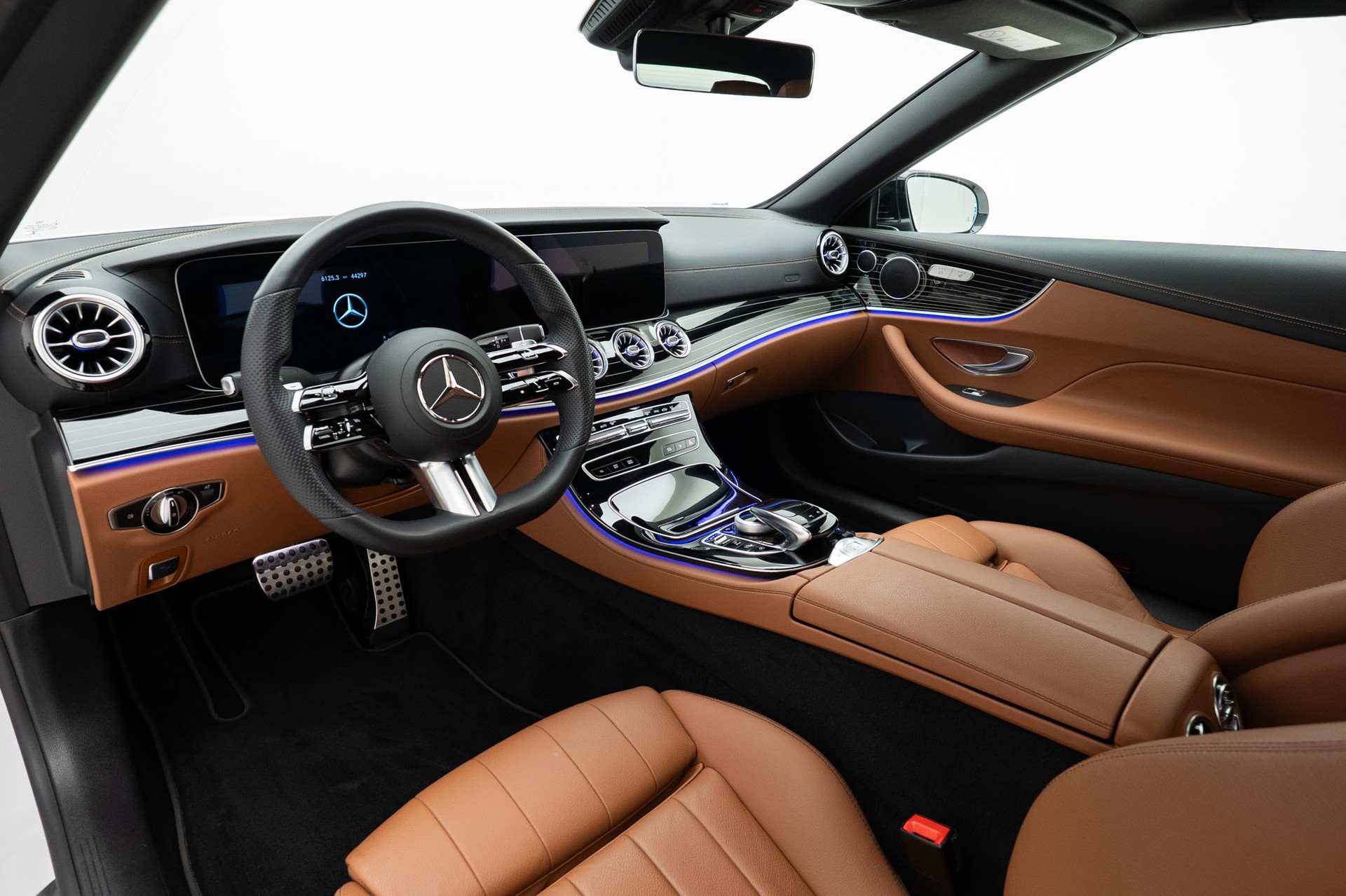 MERCEDES-BENZ E 200 Cabriolet 4Matic AMG Line 9G-Tronic-image-5