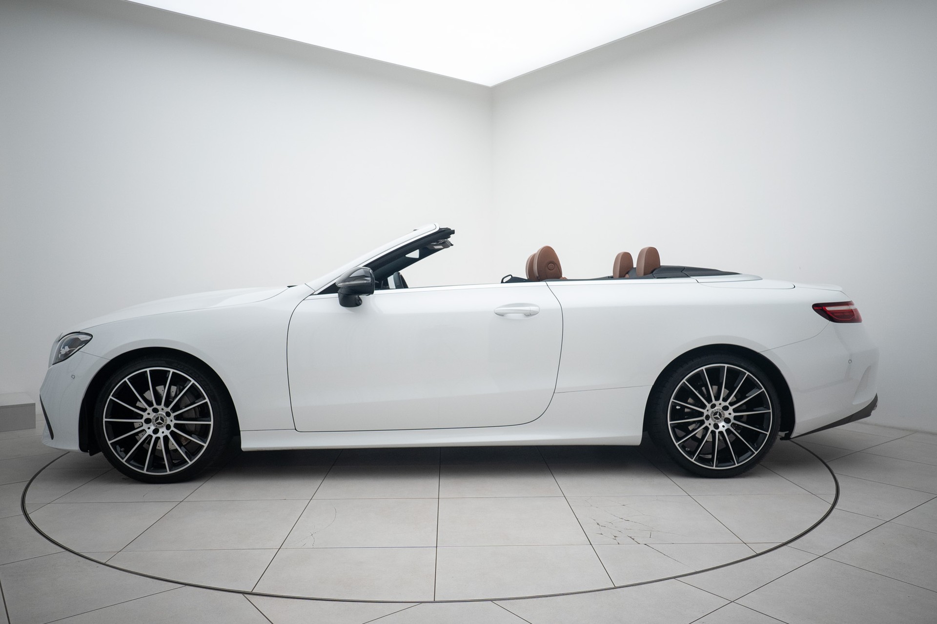 MERCEDES-BENZ E 200 Cabriolet 4Matic AMG Line 9G-Tronic-showroom-element-1