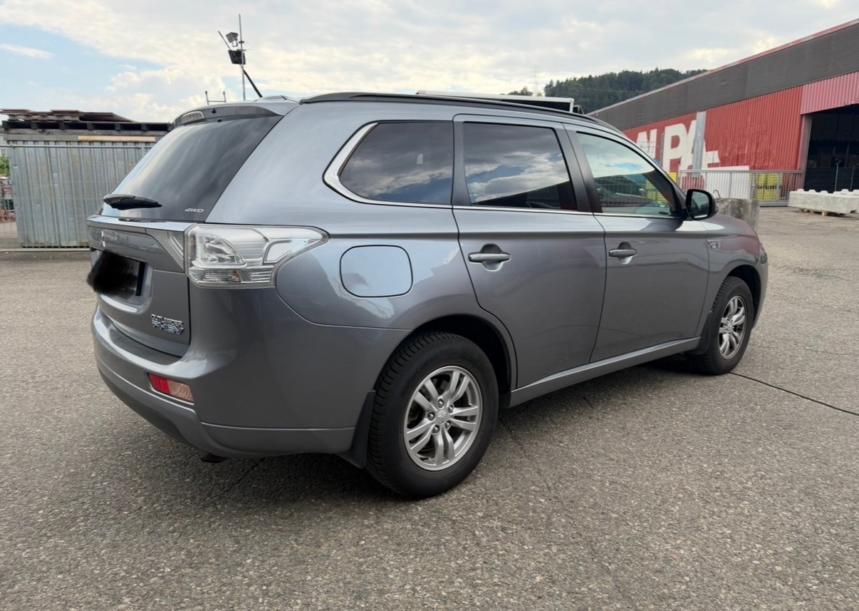 MITSUBISHI Outlander 2.0 PHEV Navigator eAssist-image-2