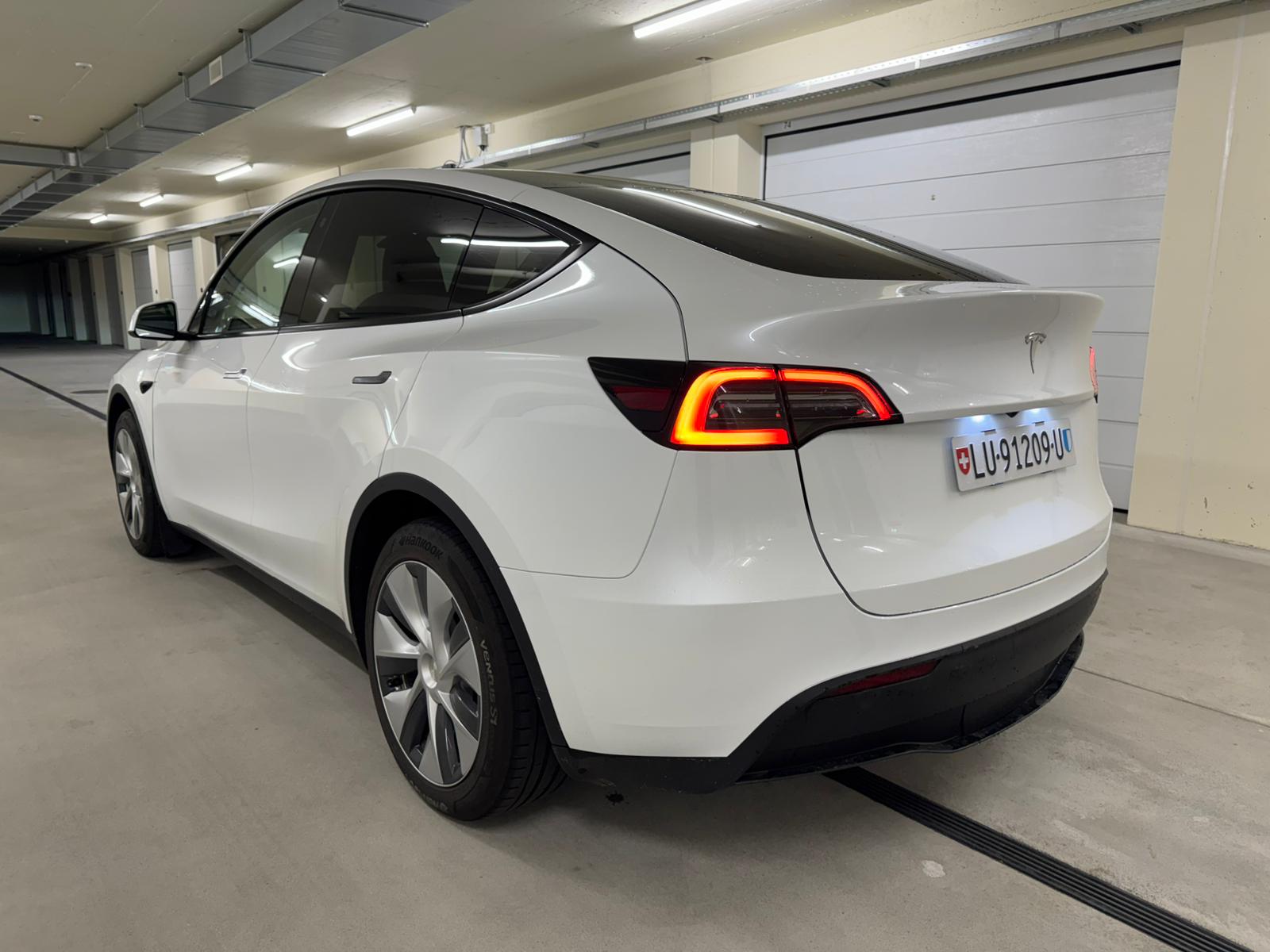 TESLA Model Y RWD / EAP / AHK / Garantie-showroom-element-3
