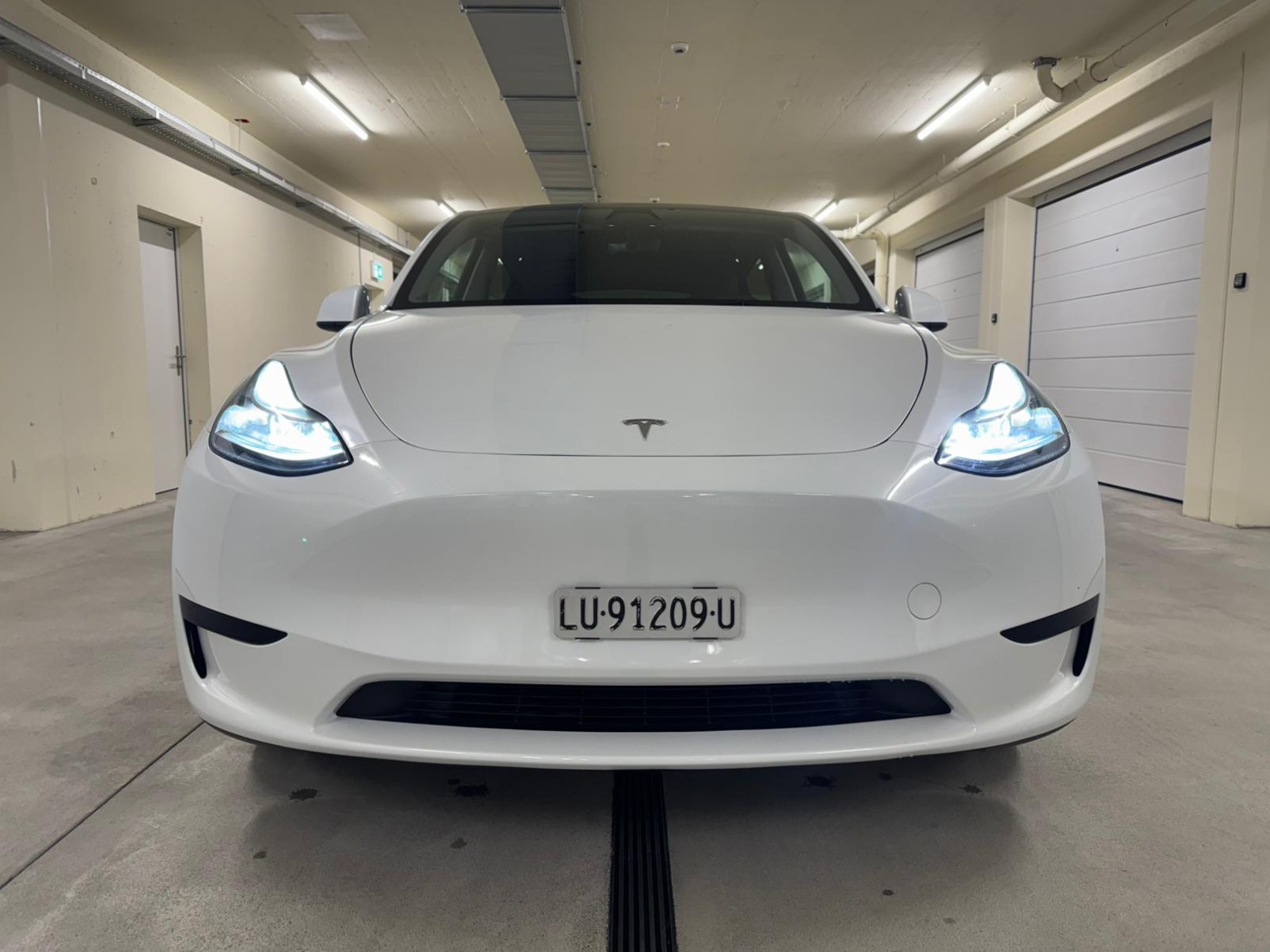 TESLA Model Y RWD / EAP / AHK / Garantie-image-10