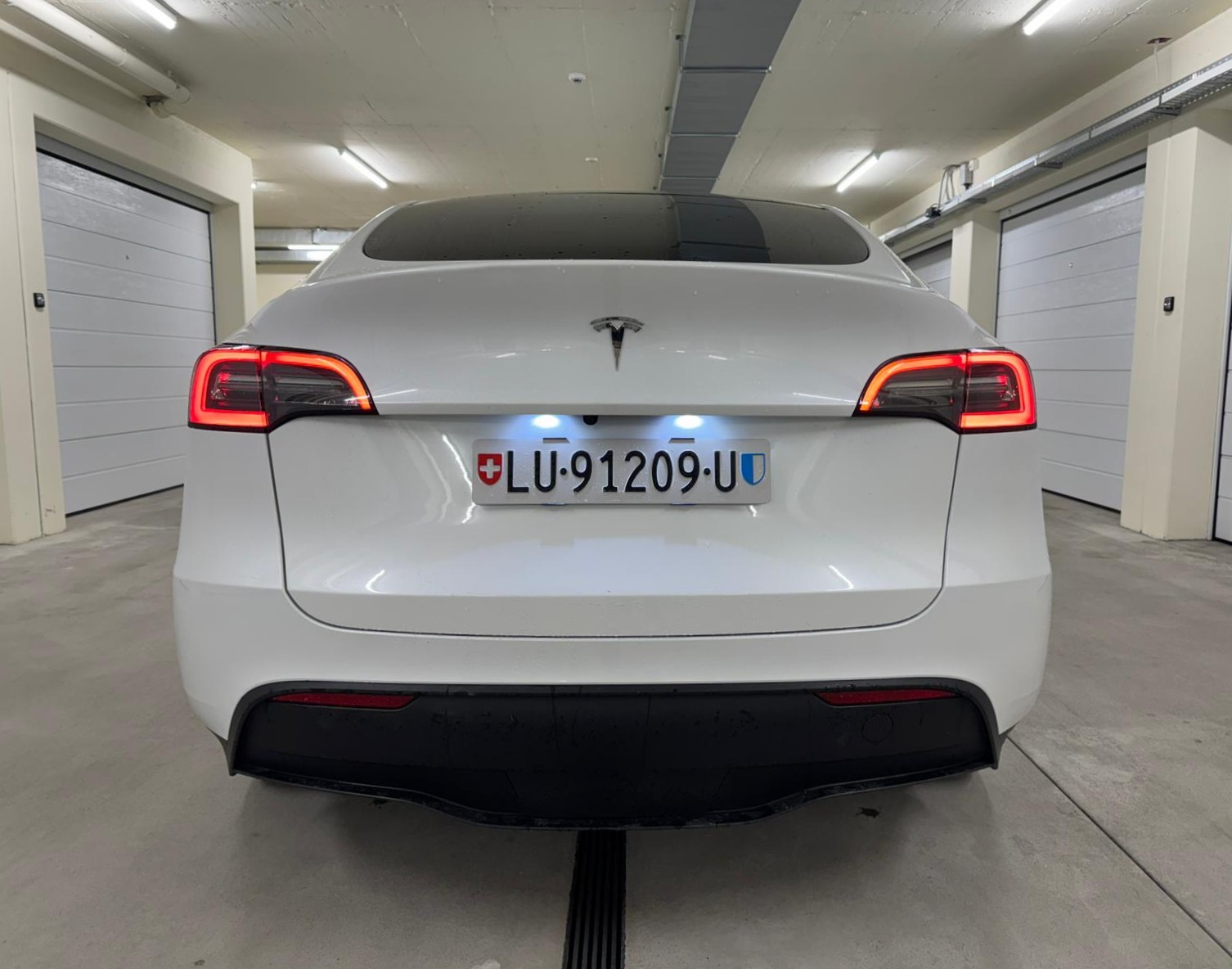 TESLA Model Y RWD / EAP / AHK / Garantie-image-4