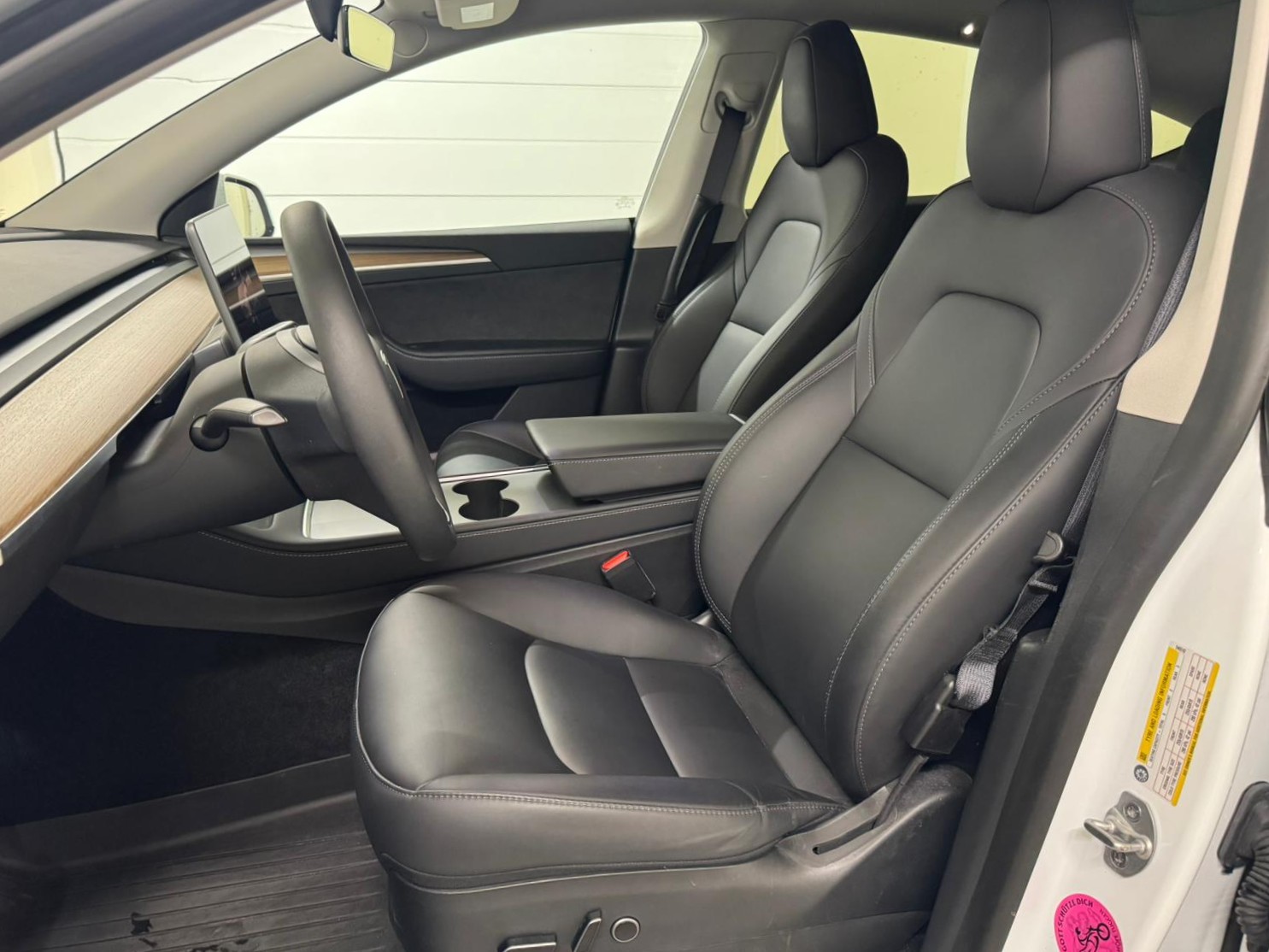 TESLA Model Y RWD / EAP / AHK / Garantie-image-12