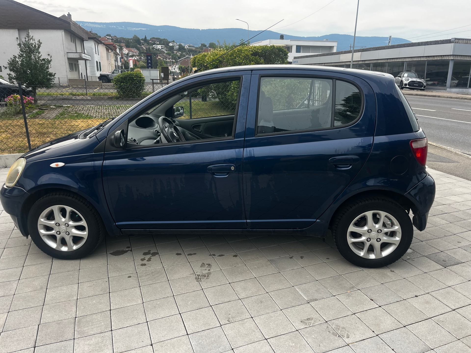 TOYOTA Yaris 1.3 Linea Sol-image-2