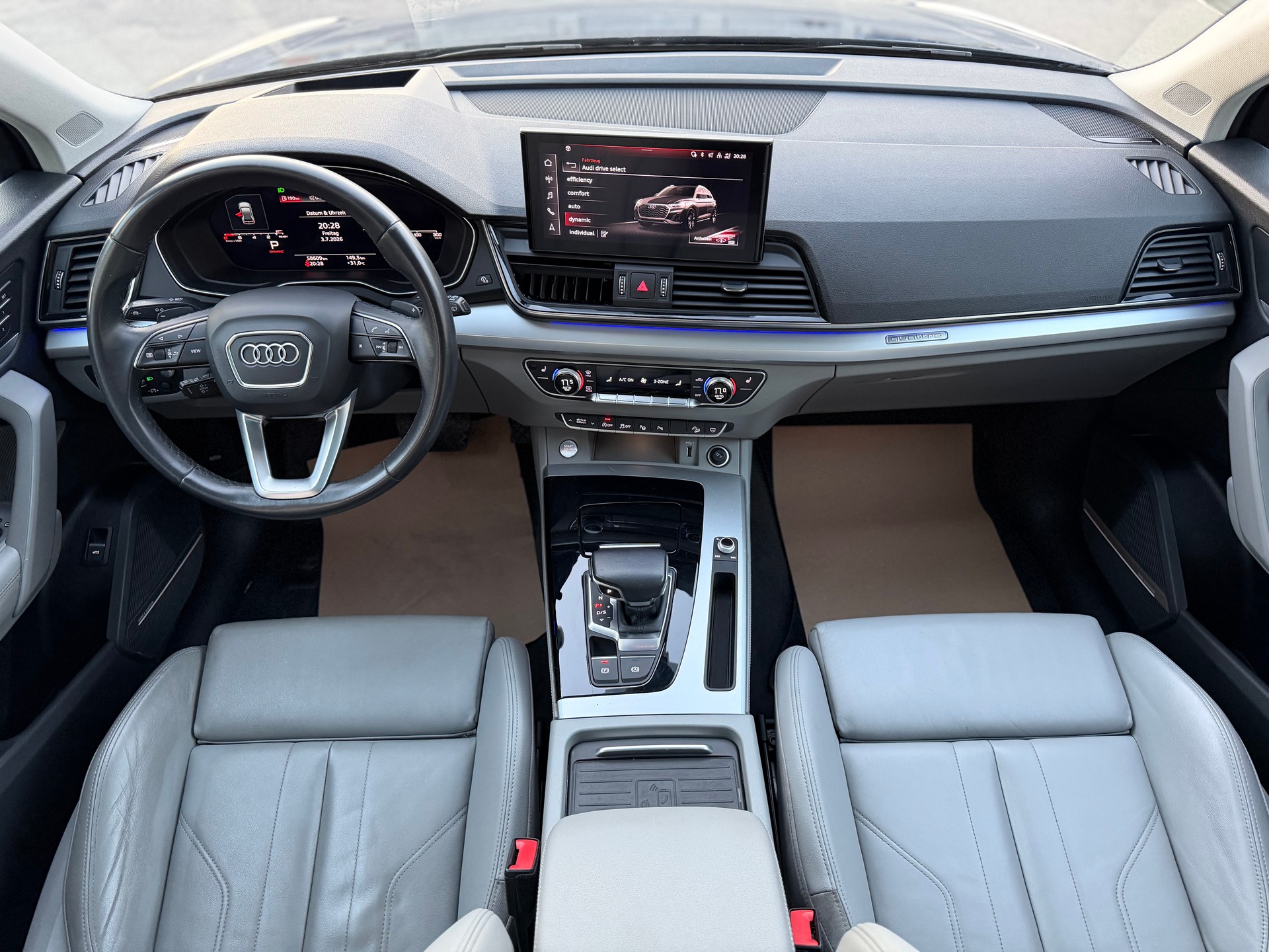 AUDI Q5 45 TFSI Black Edition quattro S-tronic-image-13