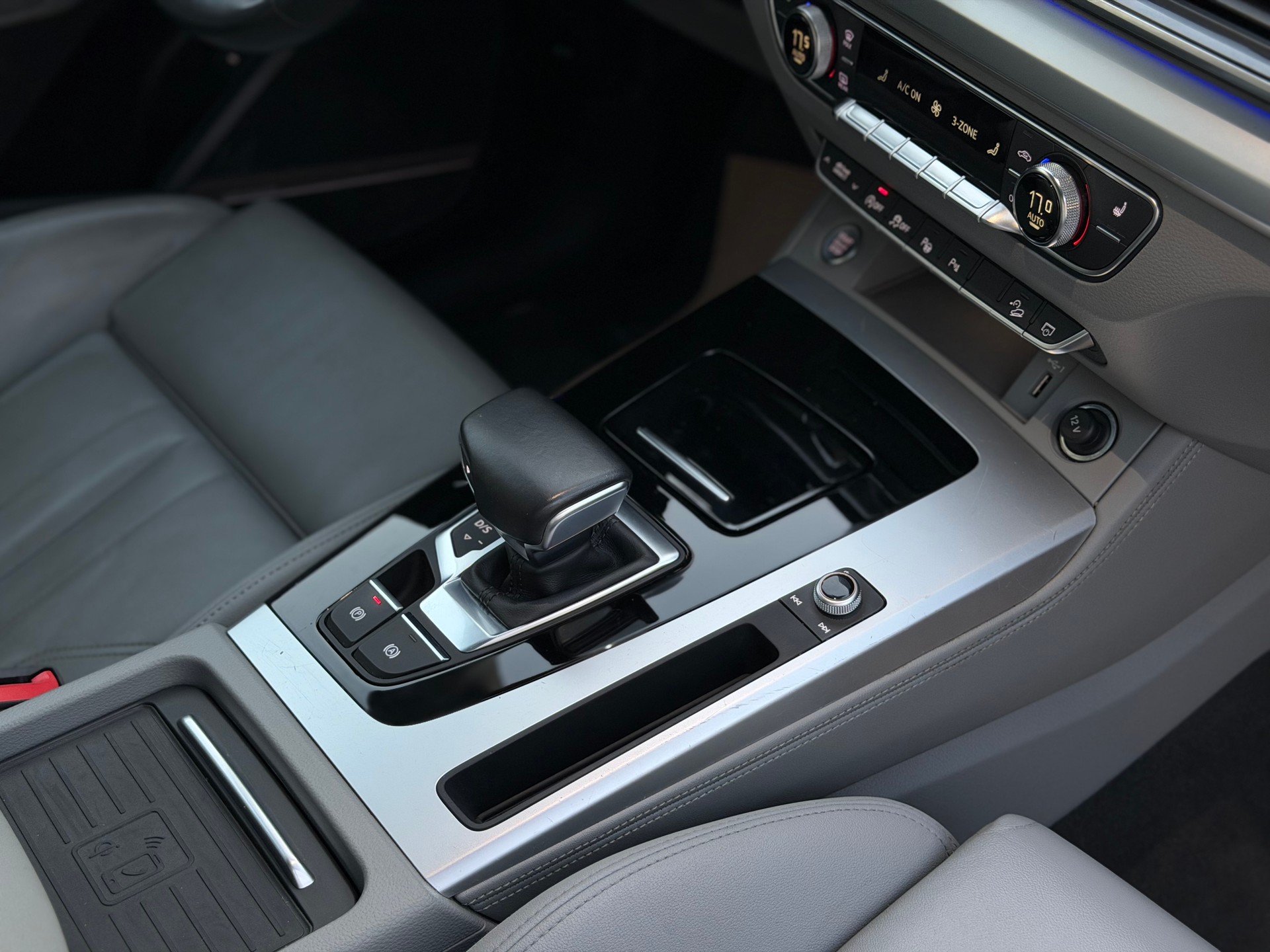AUDI Q5 45 TFSI Black Edition quattro S-tronic-image-18