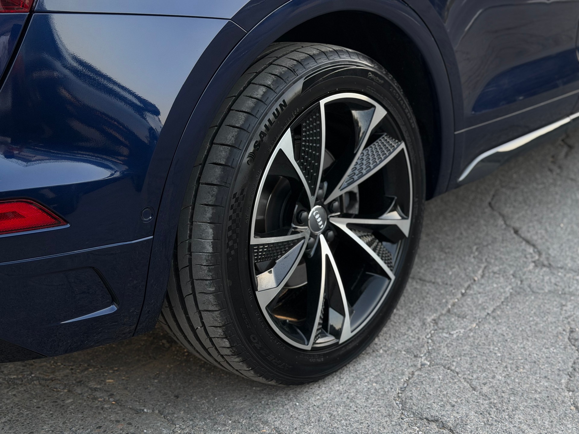 AUDI Q5 45 TFSI Black Edition quattro S-tronic-image-8