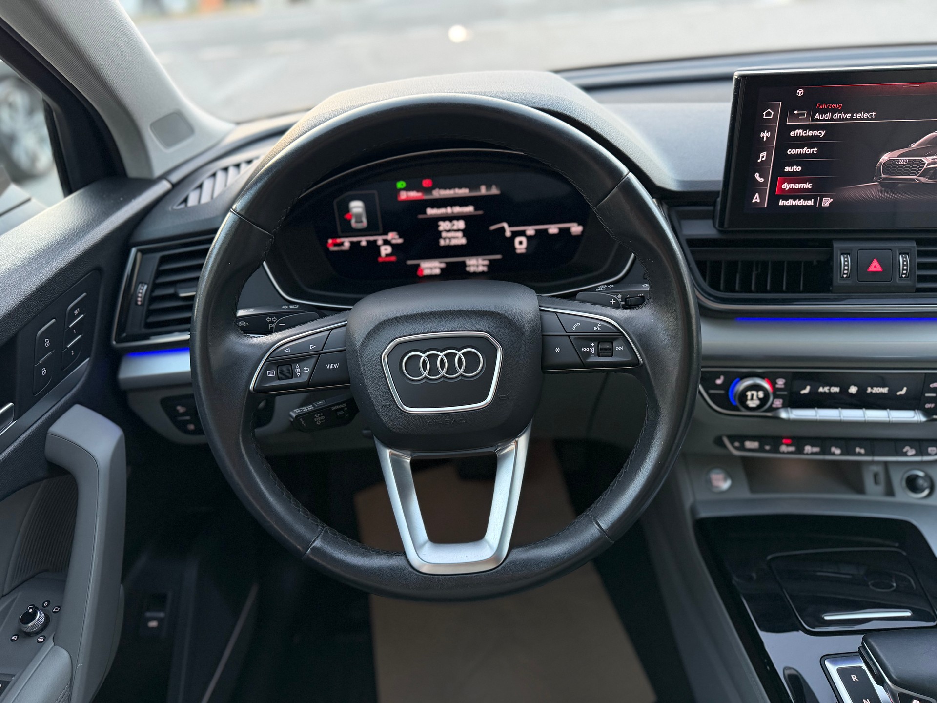 AUDI Q5 45 TFSI Black Edition quattro S-tronic-image-17