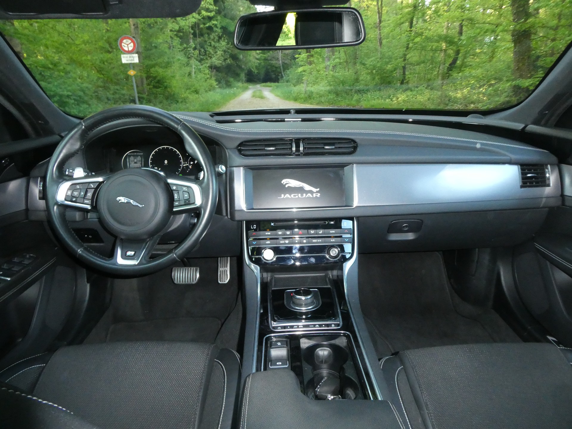 JAGUAR XF 25t R-Sport AWD Automatic-image-10