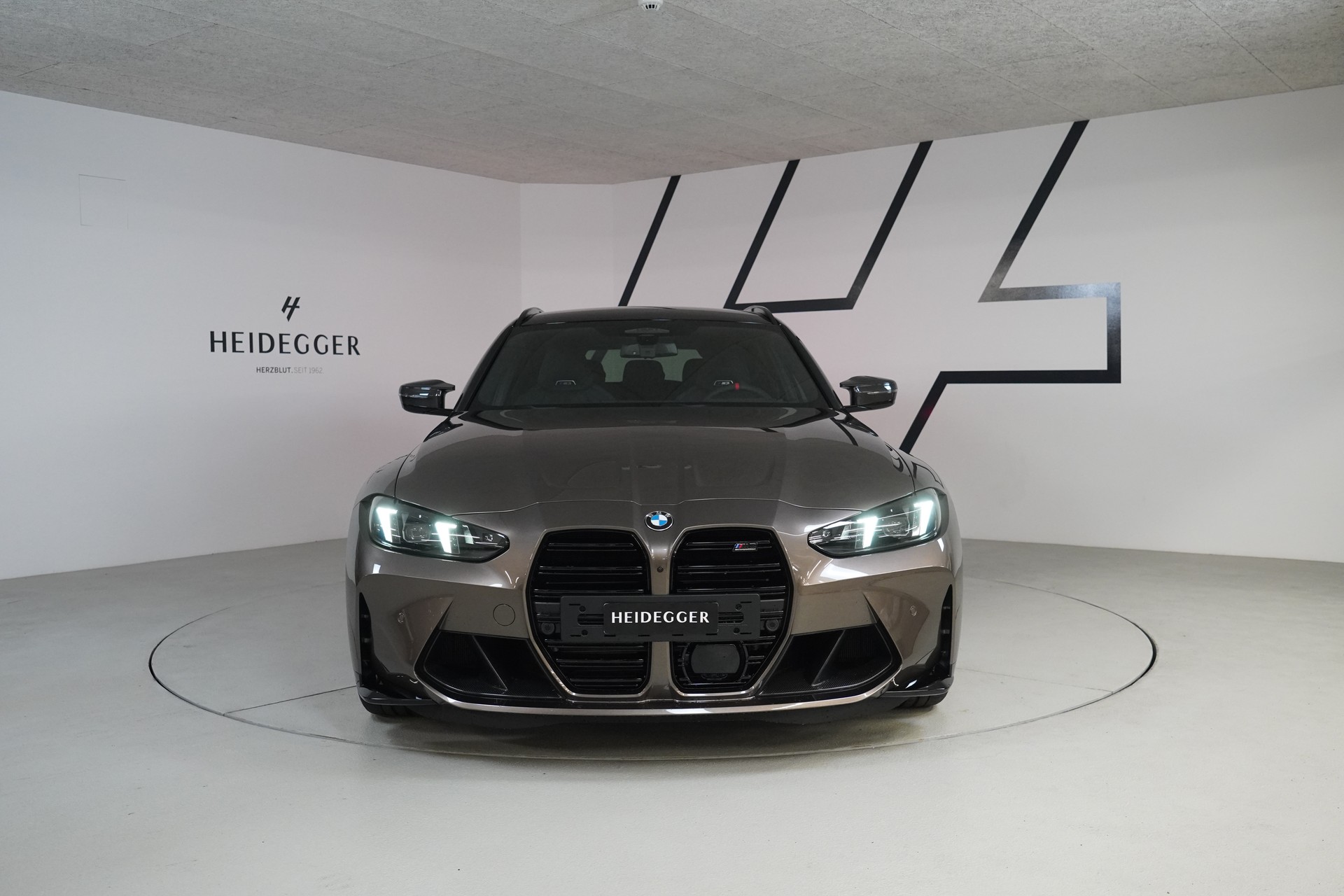 BMW M3 Touring xDrive Competition M-showroom-element-1