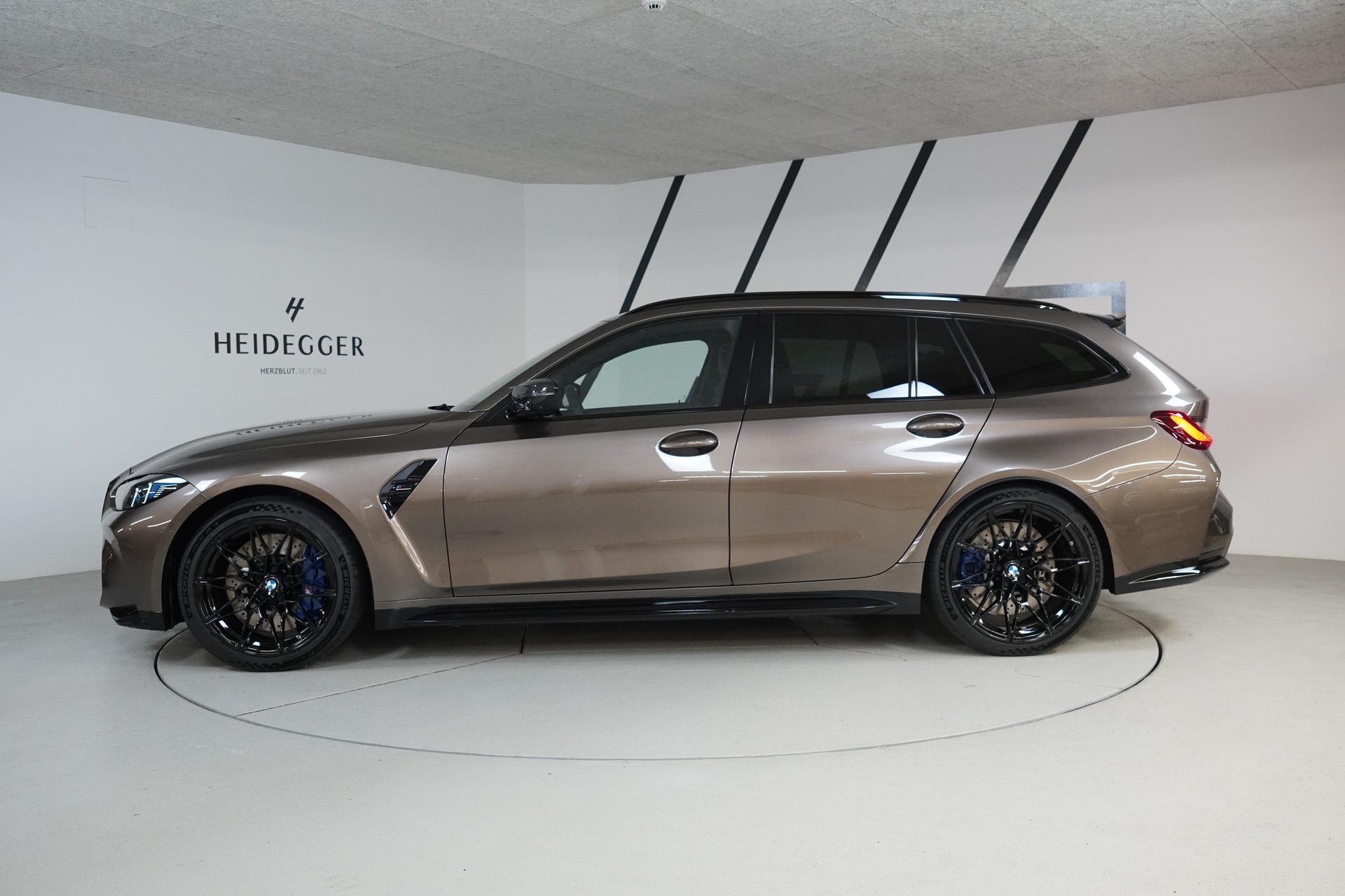 BMW M3 Touring xDrive Competition M-showroom-element-3