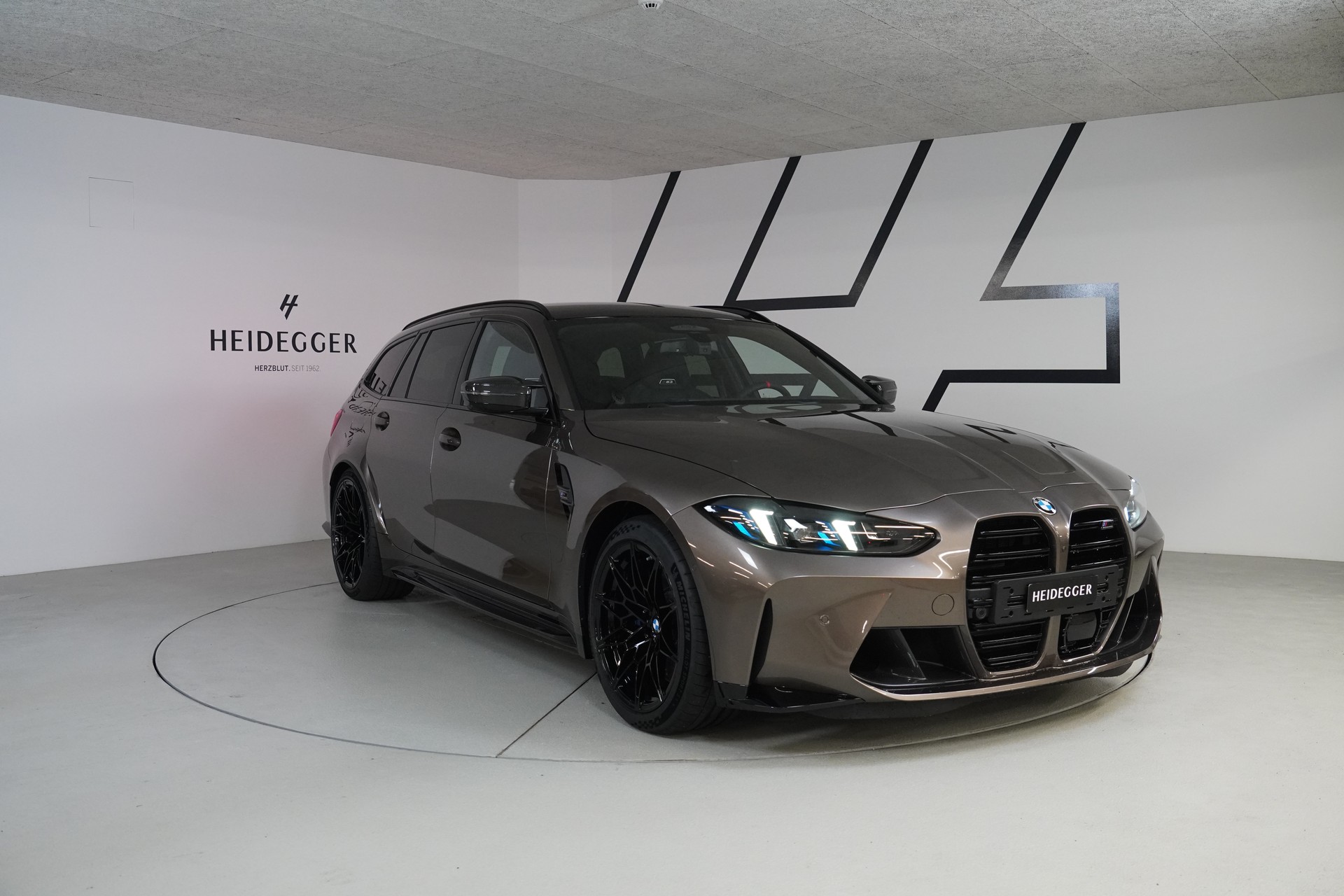 BMW M3 Touring xDrive Competition M-showroom-element-2