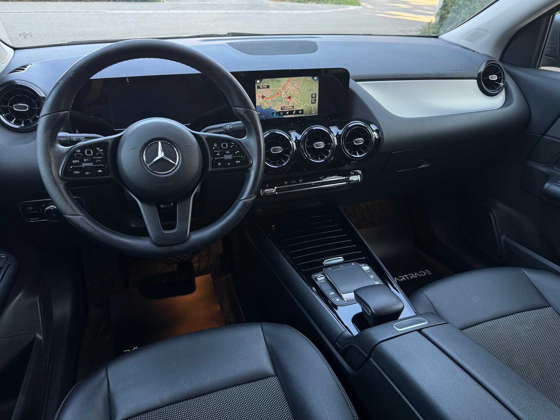 MERCEDES-BENZ GLA 180 Style 7G-DCT-image-11