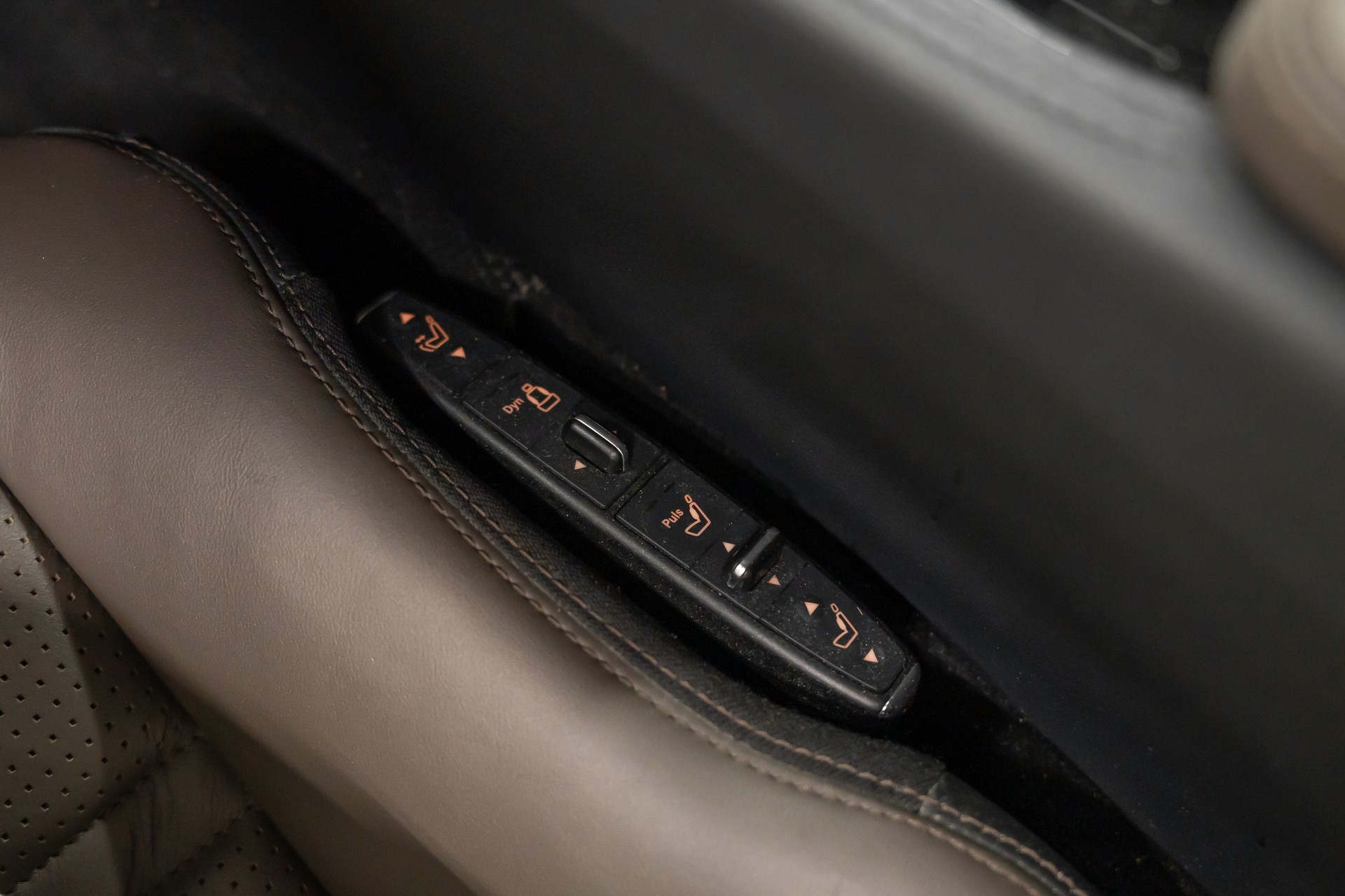 MERCEDES-BENZ CLS 63 AMG Speedshift MCT / Manganitgrau SHAPE / Grail Anlage / Sitzkühlung / Schiebedach / Dach Alcantara / Leder designo-image-12