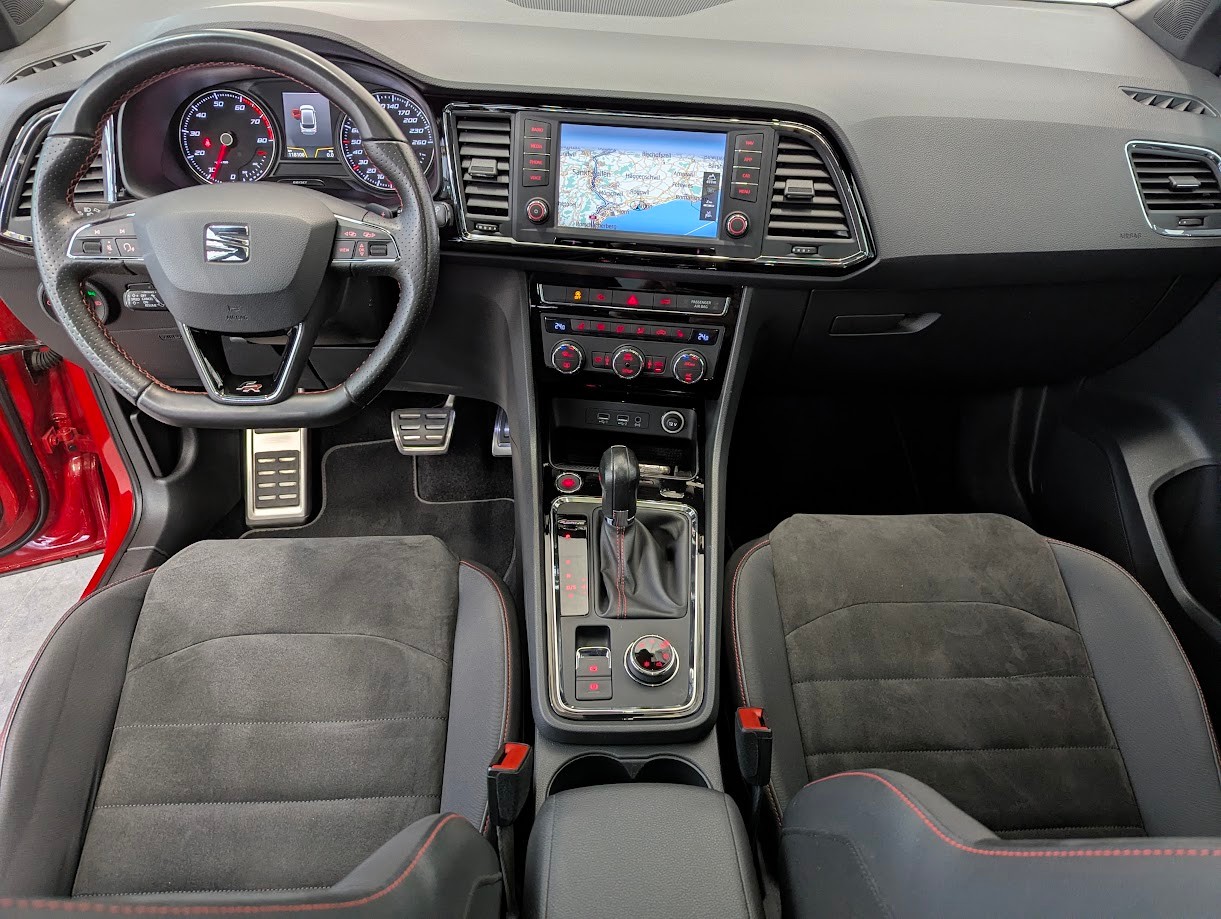 SEAT Ateca*1.HAND CH-AUTO FRISCH AB MFK+SERVICE+12MT GAR AHK 1'900KG 360CAM PANO*-image-25