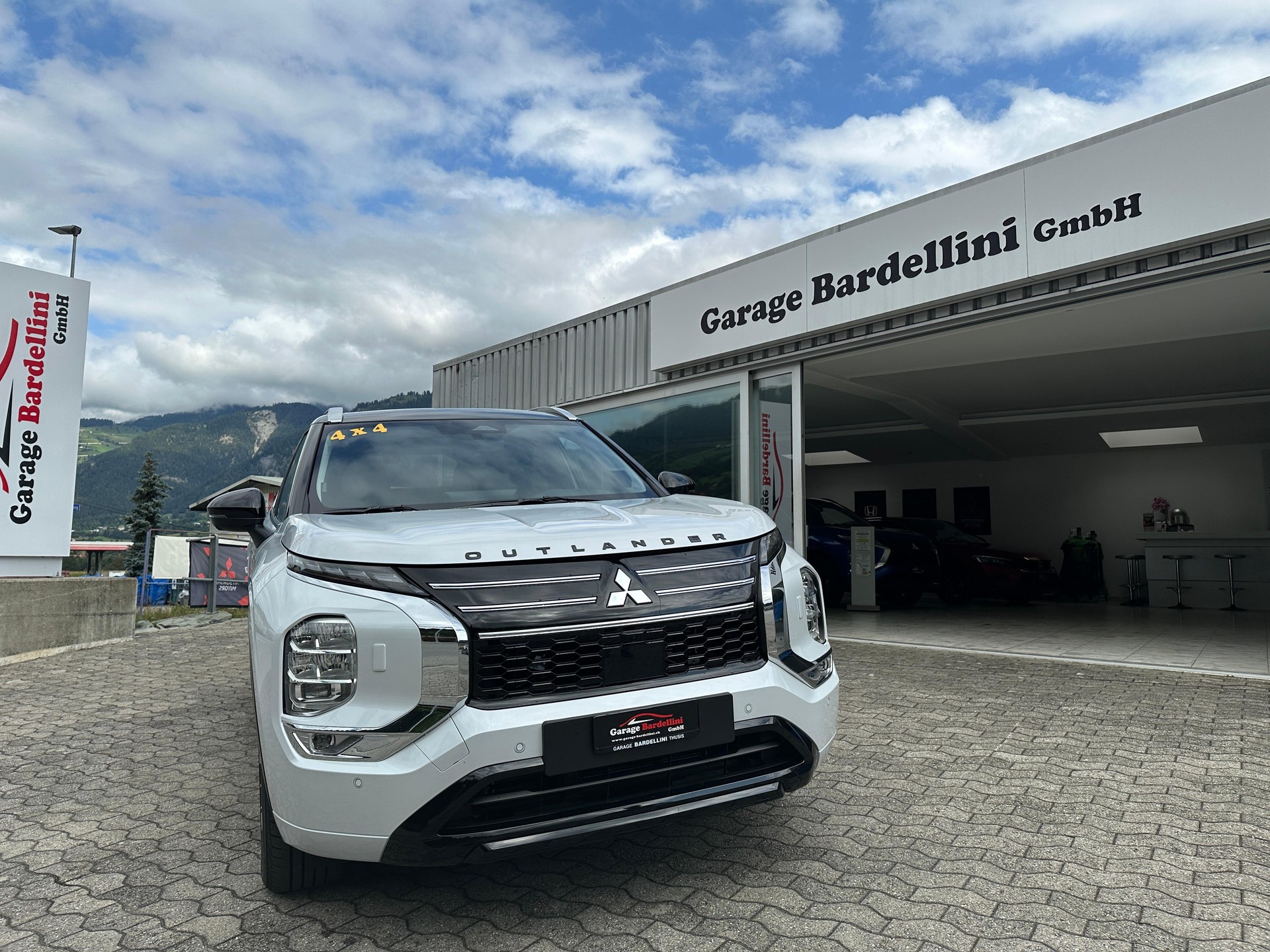 MITSUBISHI Outlander 2.4 PHEV Instyle Blackline 4x4