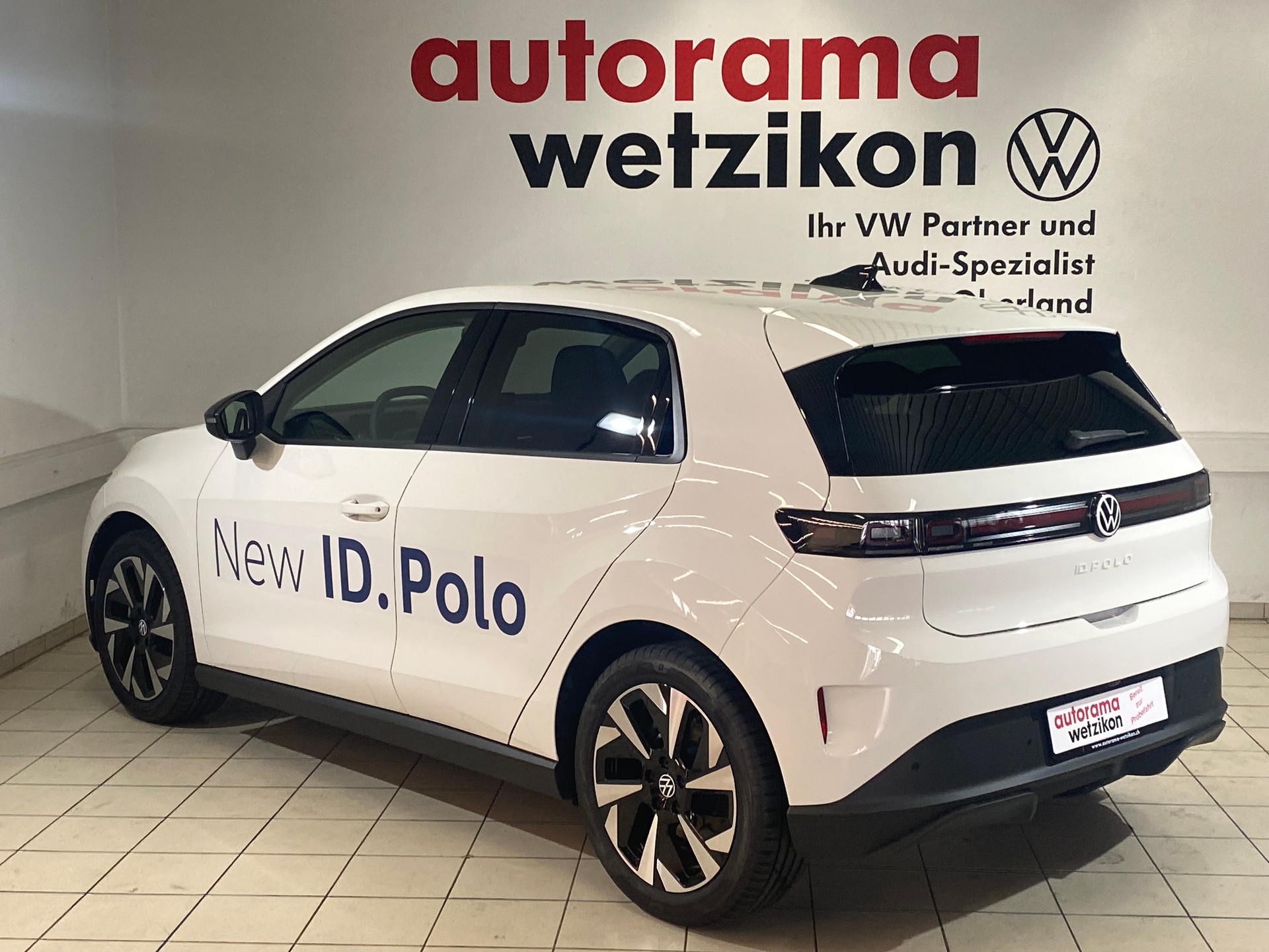 VW ID.Polo 52 kWh Life Edition One-showroom-element-2