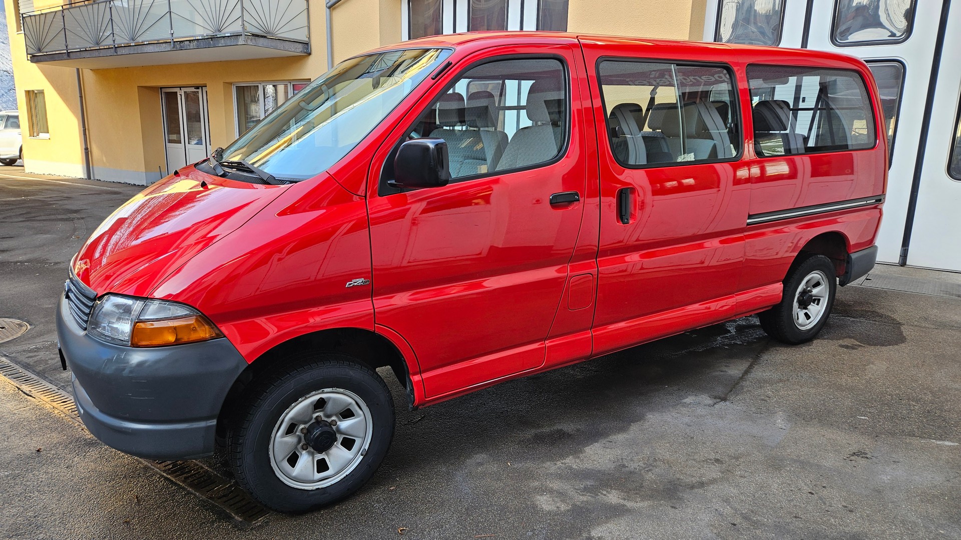 TOYOTA Hiace D-4D LWB 4WD Kombi-image-15