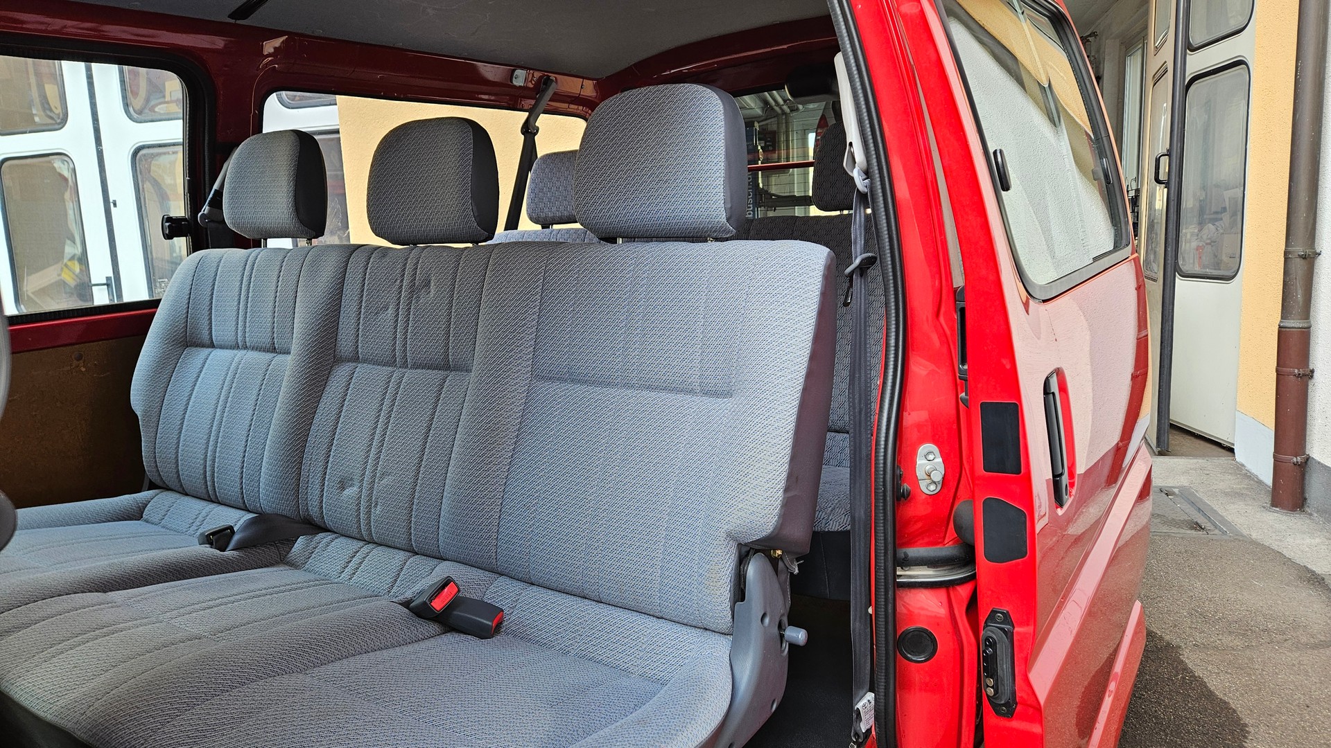 TOYOTA Hiace D-4D LWB 4WD Kombi-image-23