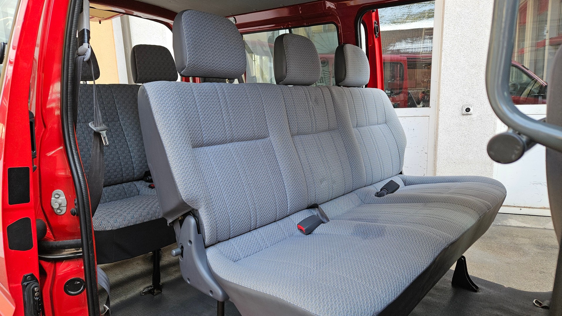 TOYOTA Hiace D-4D LWB 4WD Kombi-image-21