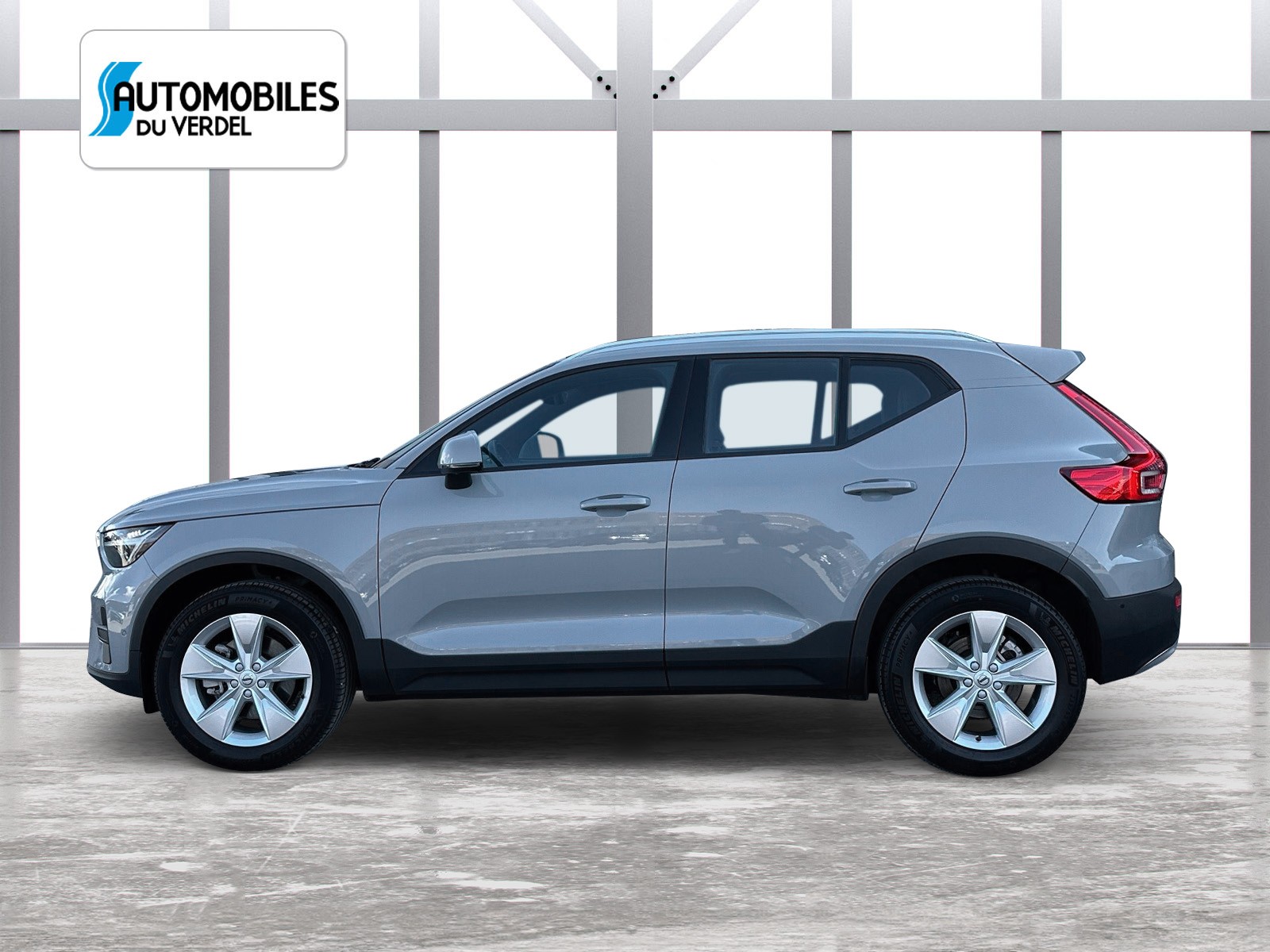 VOLVO XC40 2.0 B3 MH Core-showroom-element-1